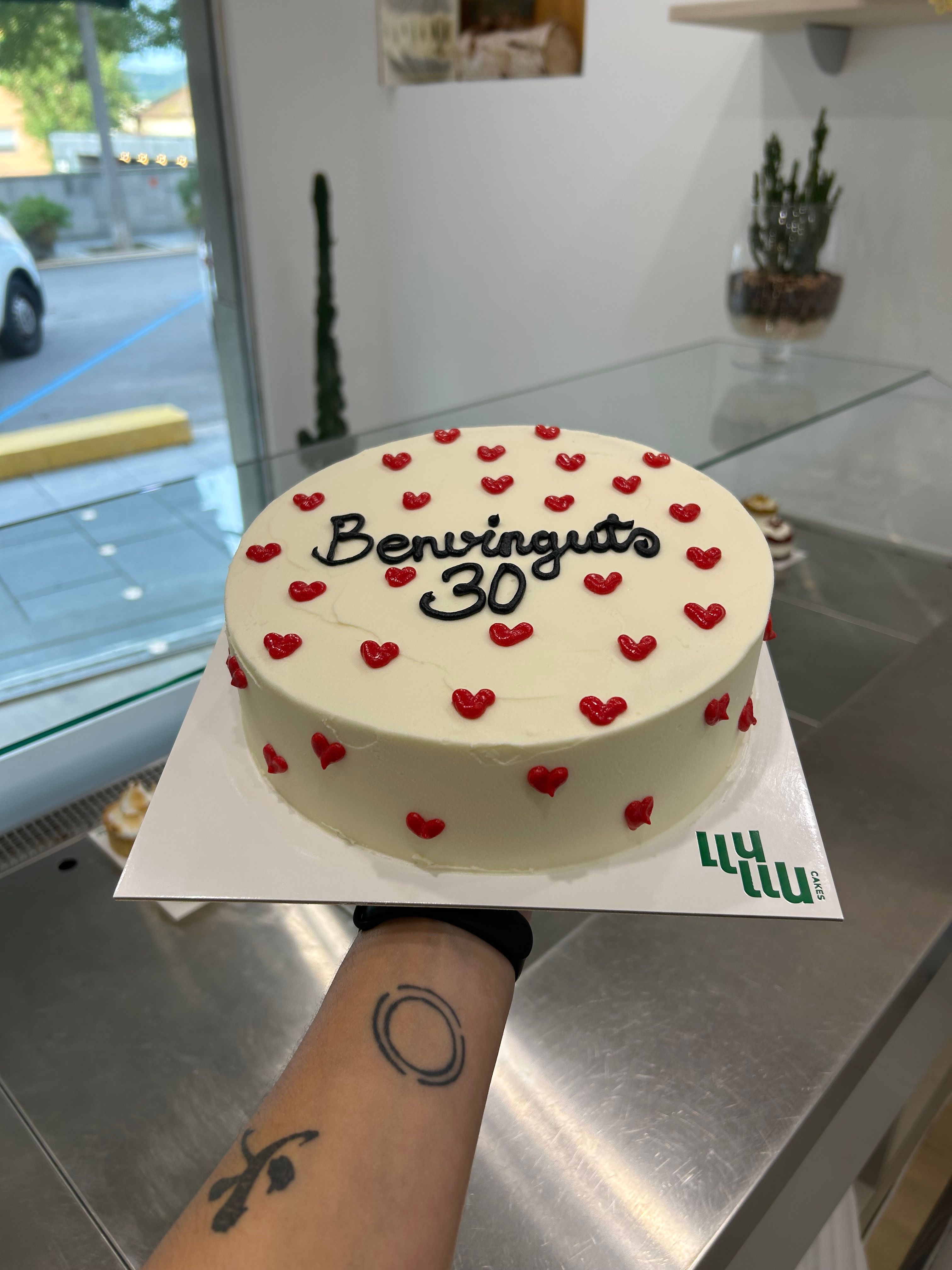 Pastel blanco corazoncitos rojos fino 30 años