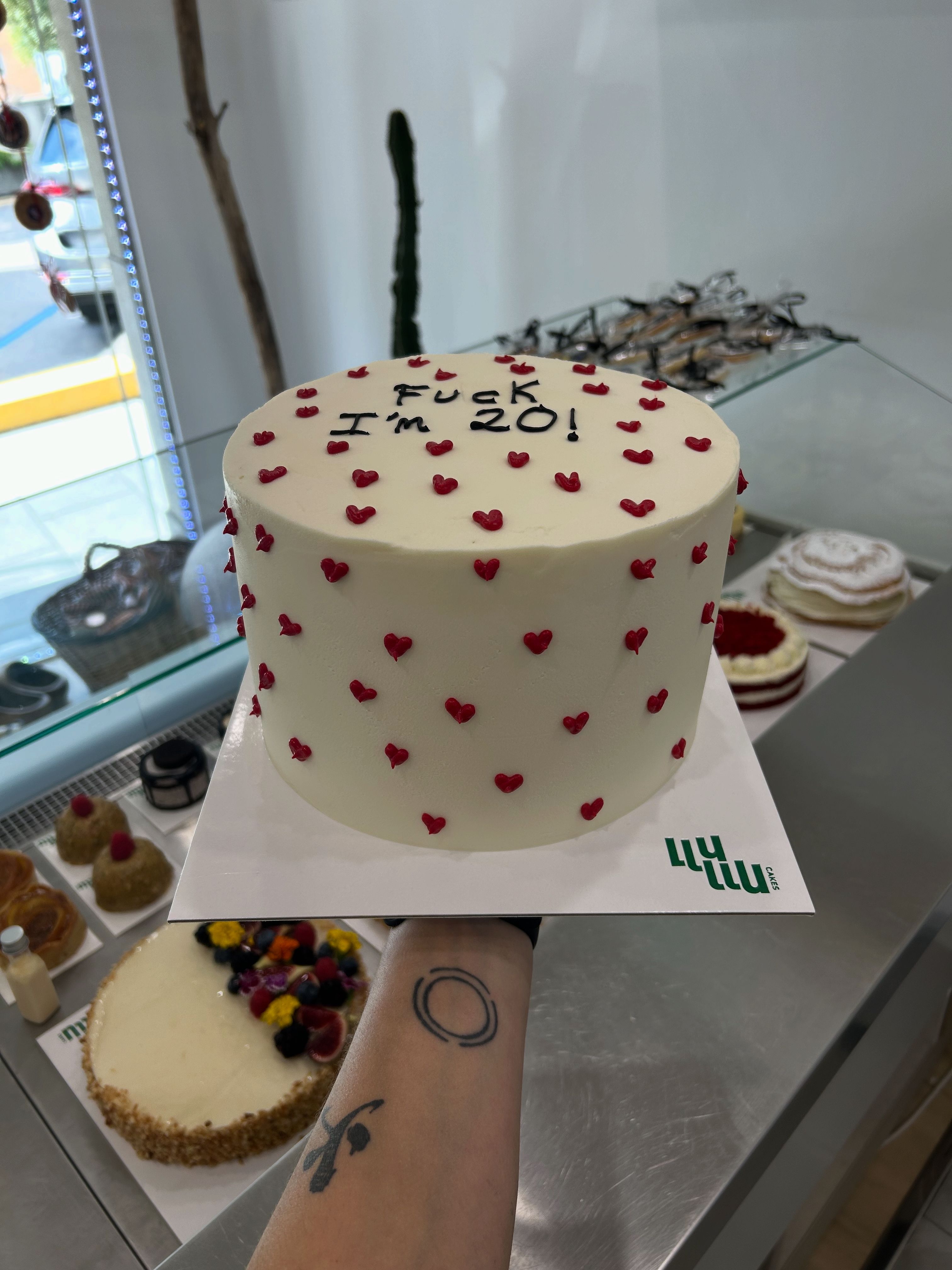 Pastel blanco y corazones