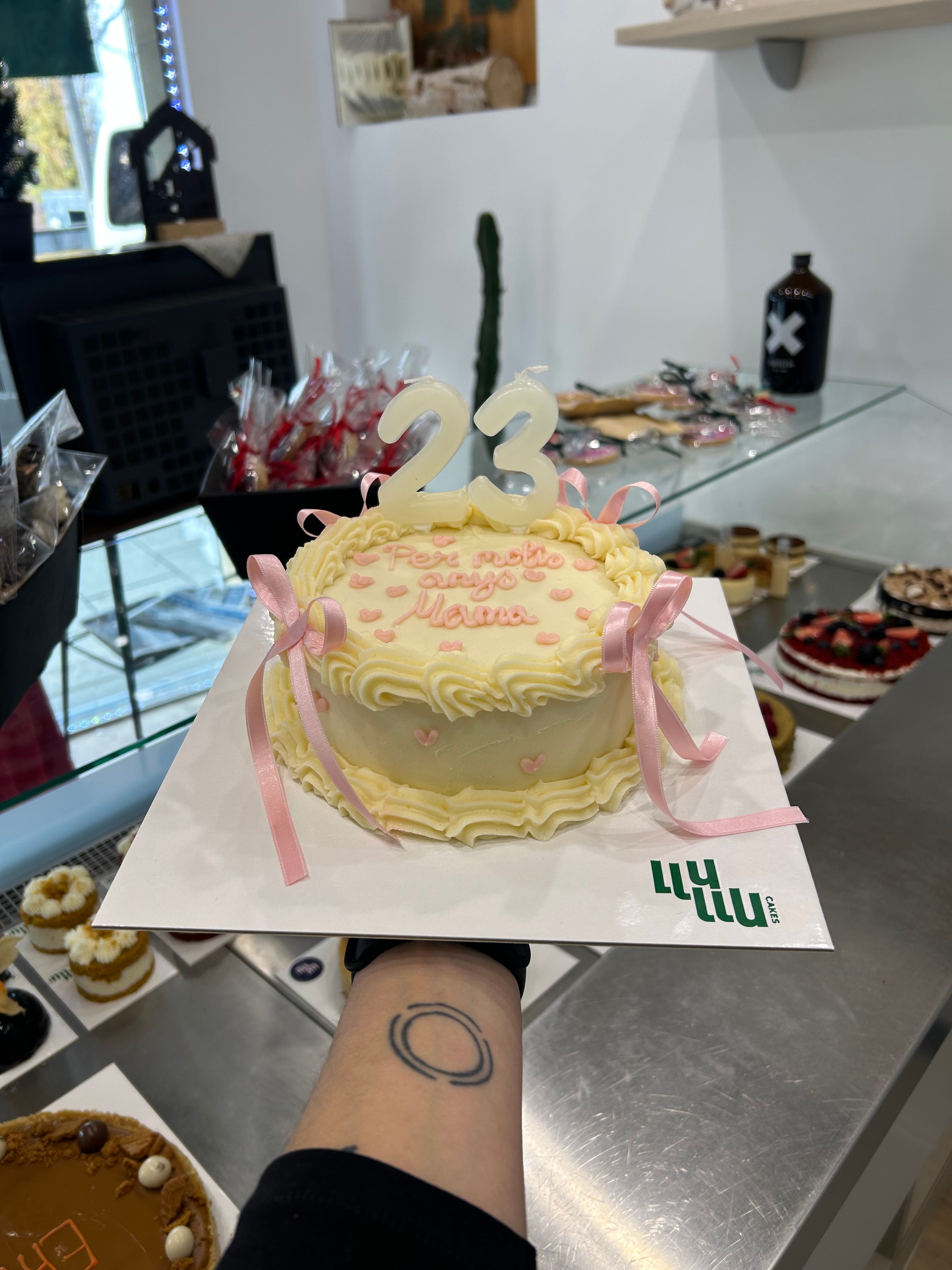 Pastel blanco rosa lacitos 23 años