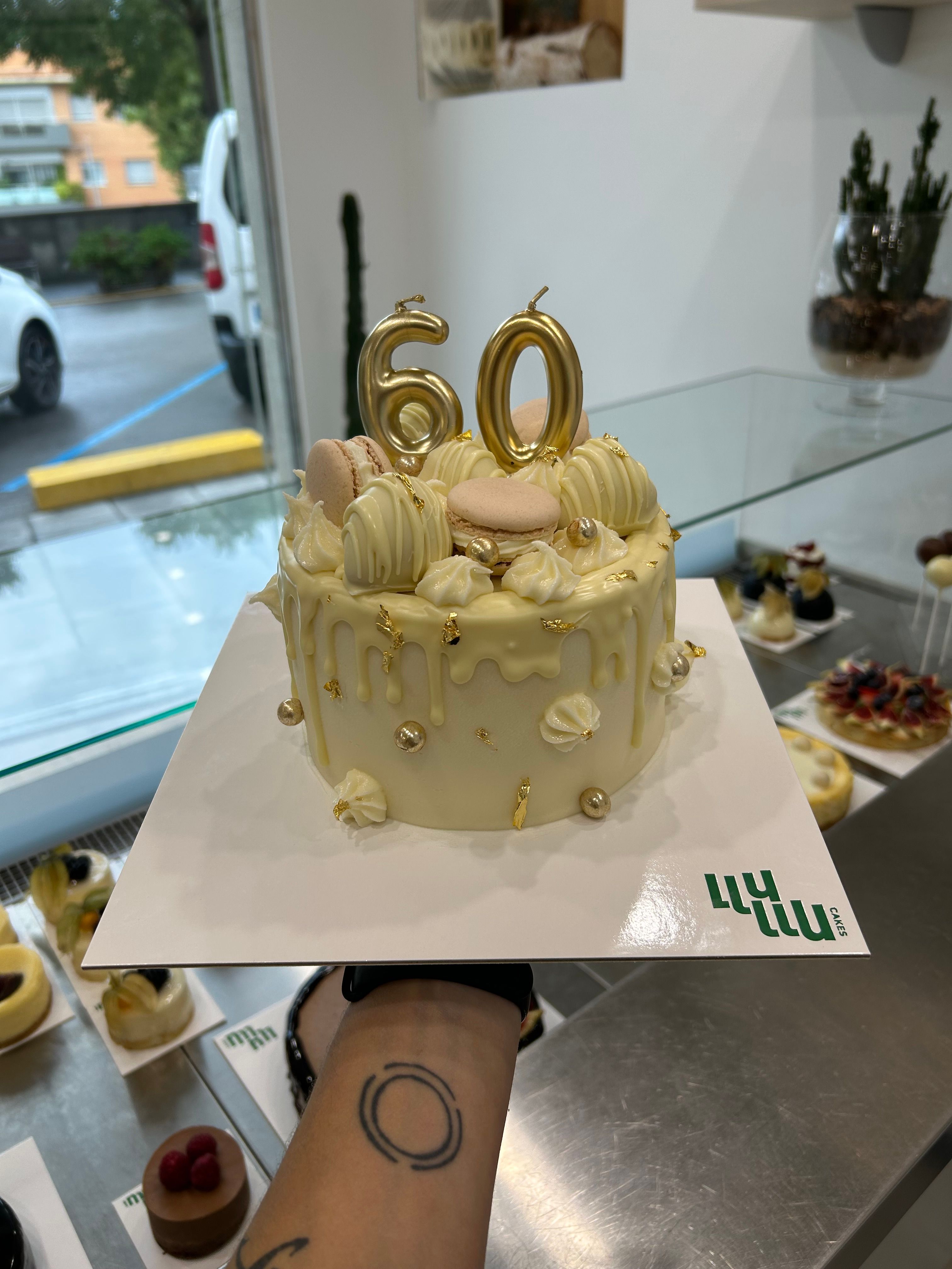 PastelBoanco dorado con fresas i macarons