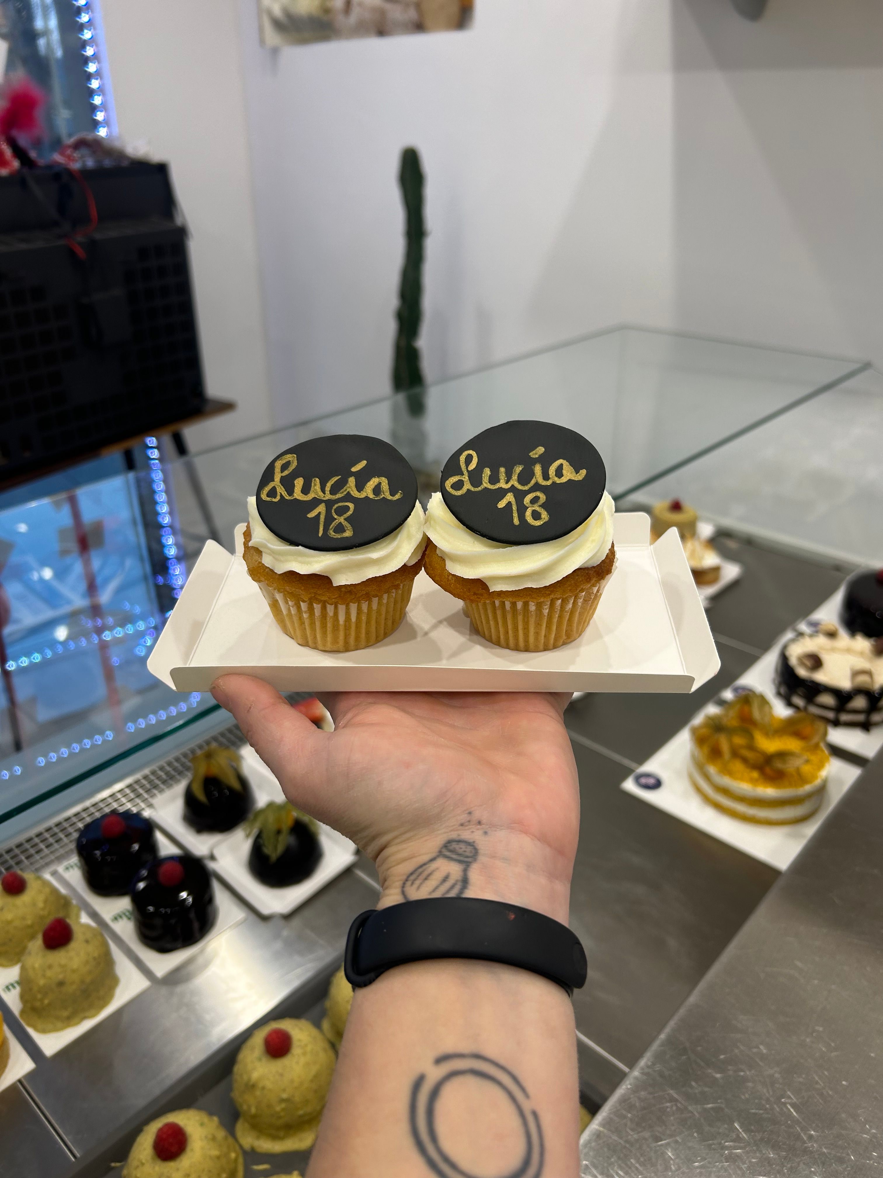 Cup cake 18 blanco negro dorado