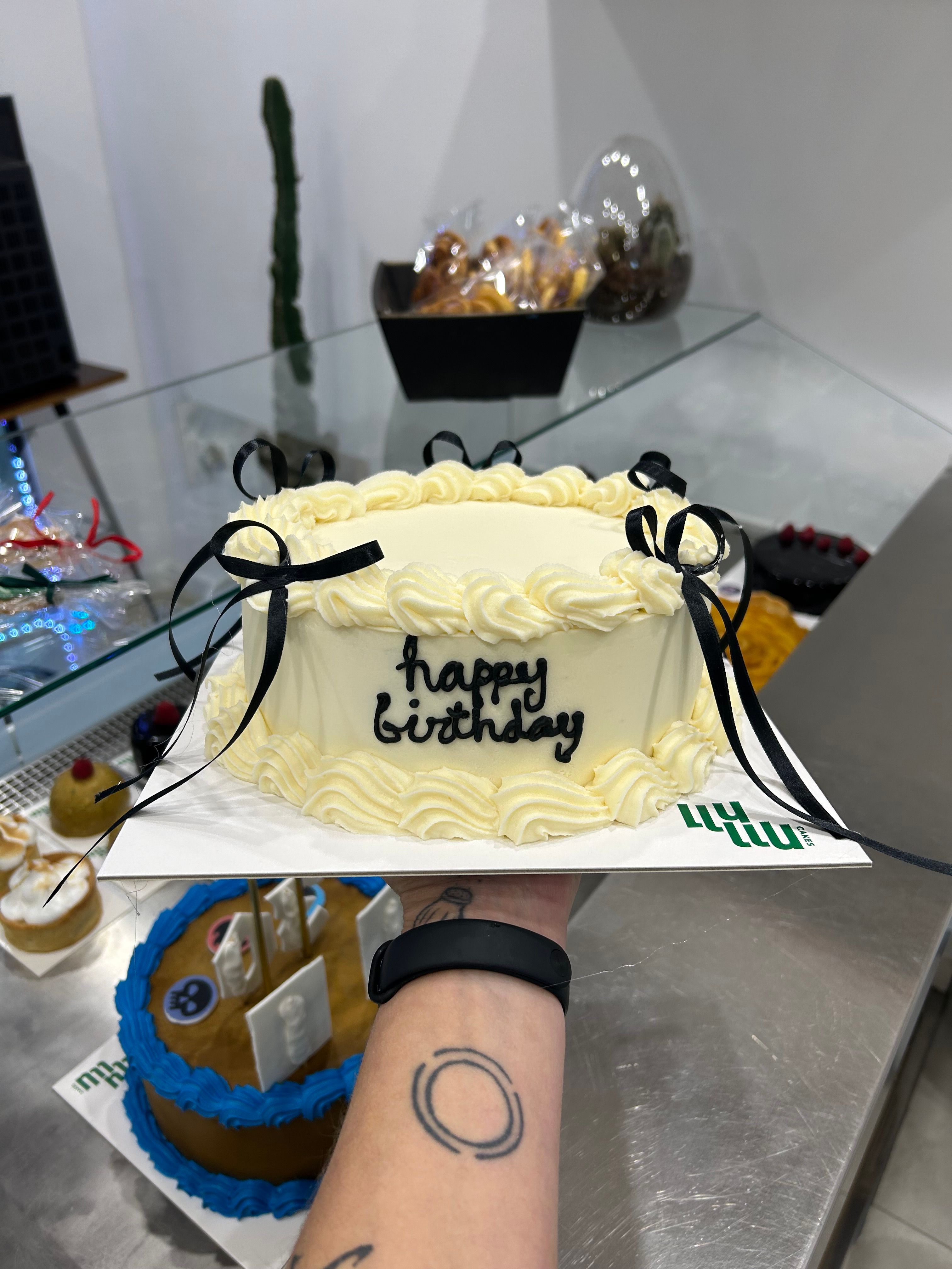 Pastel happy birthday blanco negro lazos