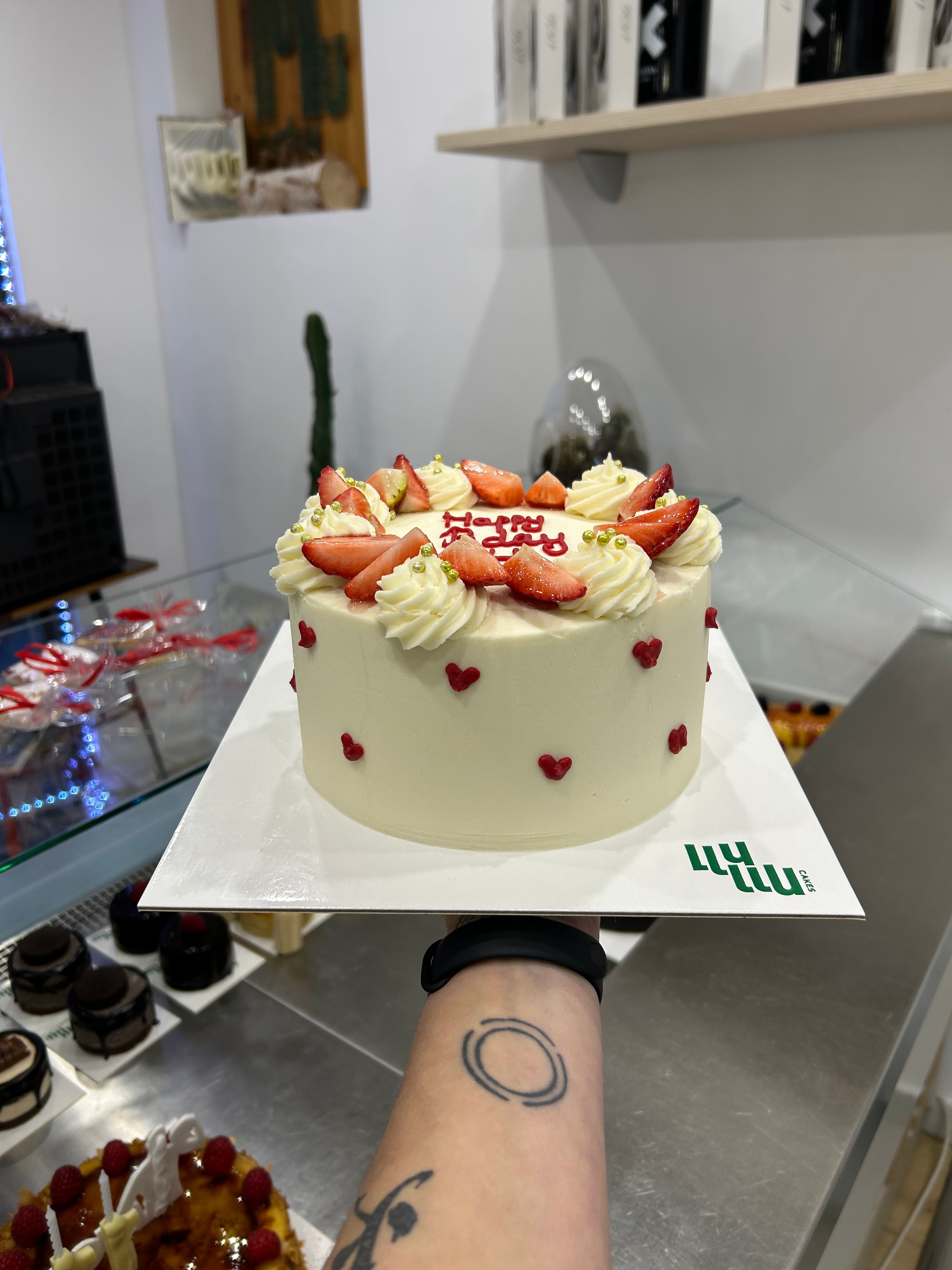Pastel blanco corazon rojo fresas alto 