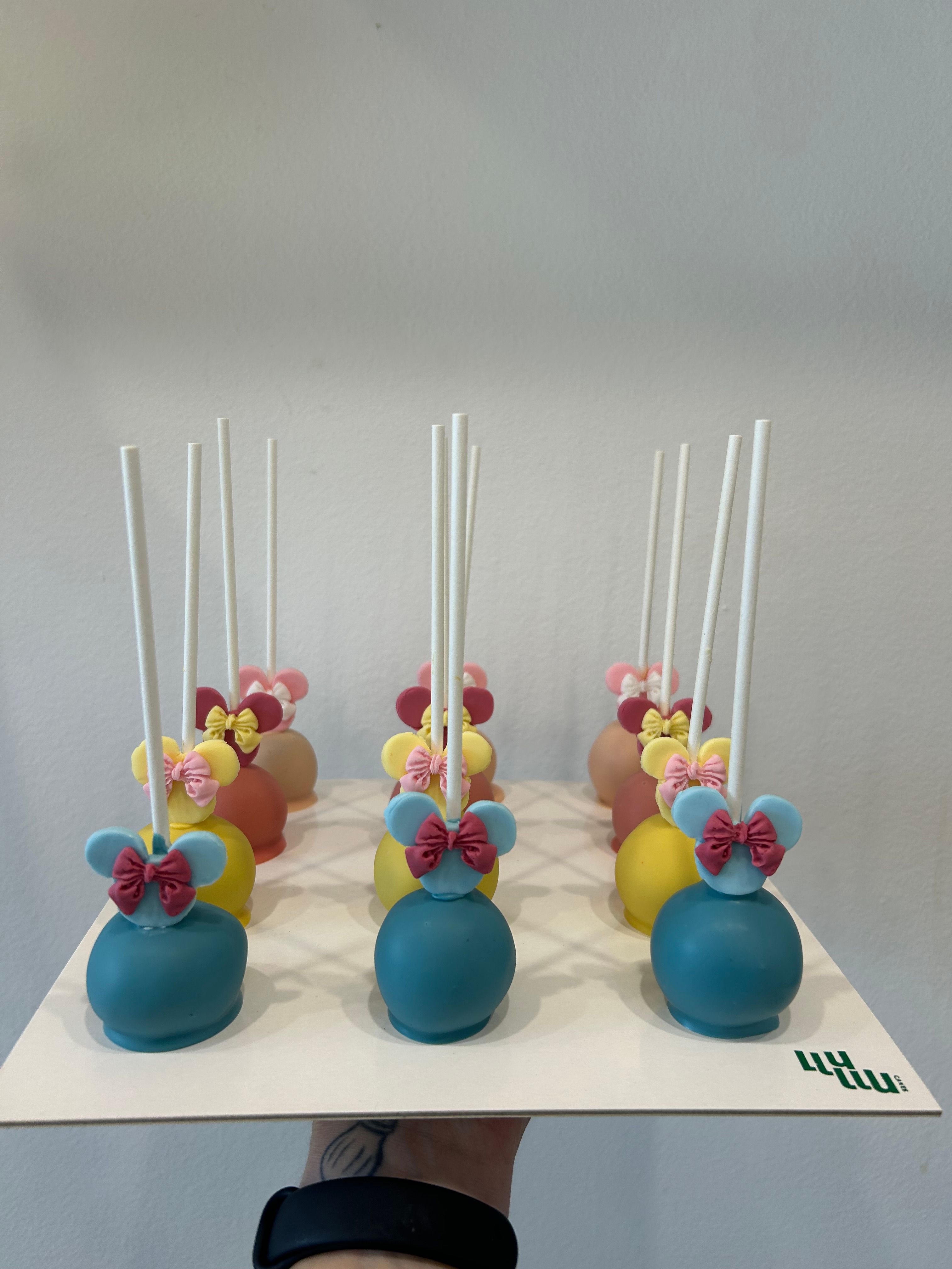 Cake pop minnie