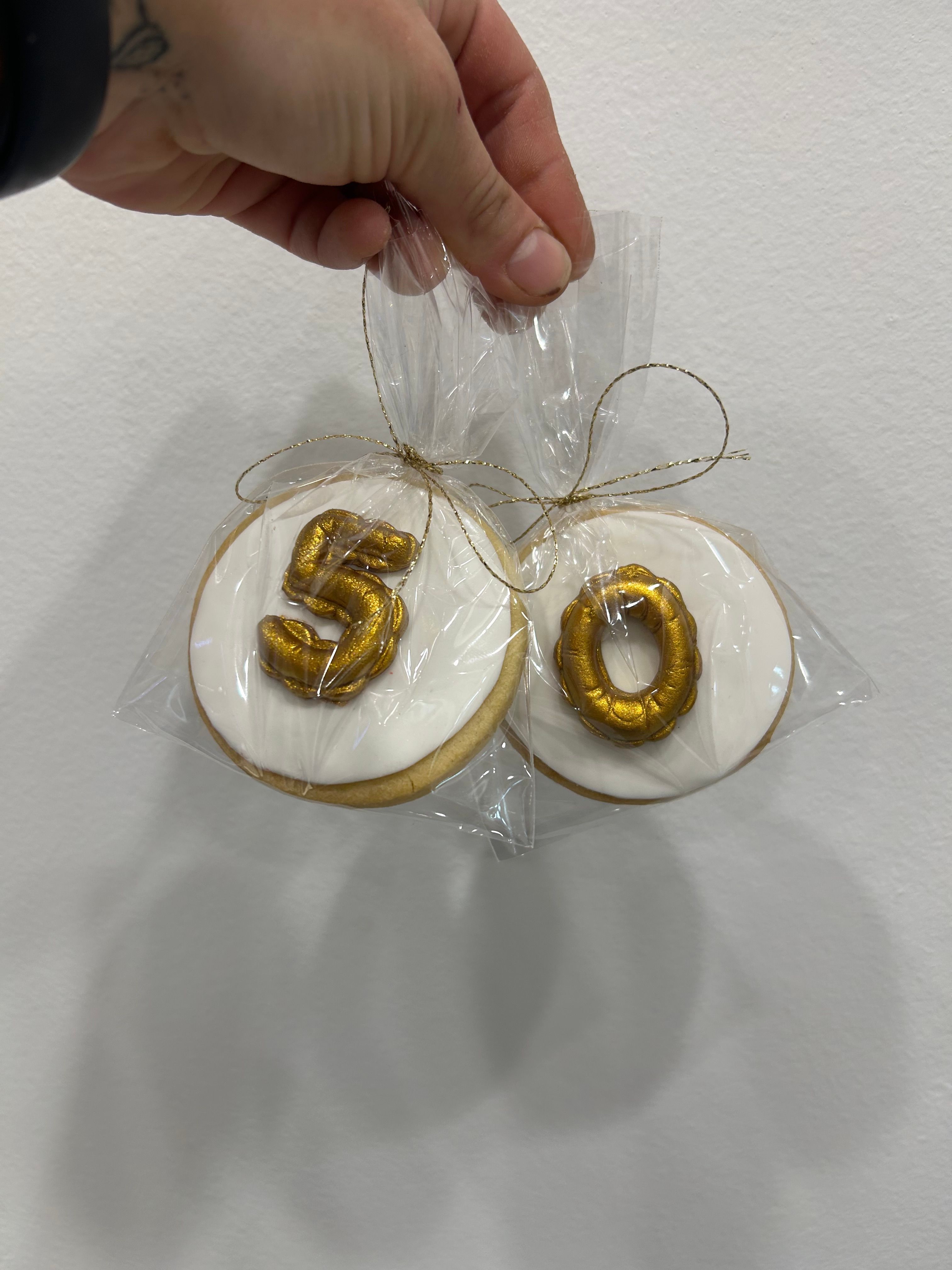 Galletas 50 años blancas y doradas