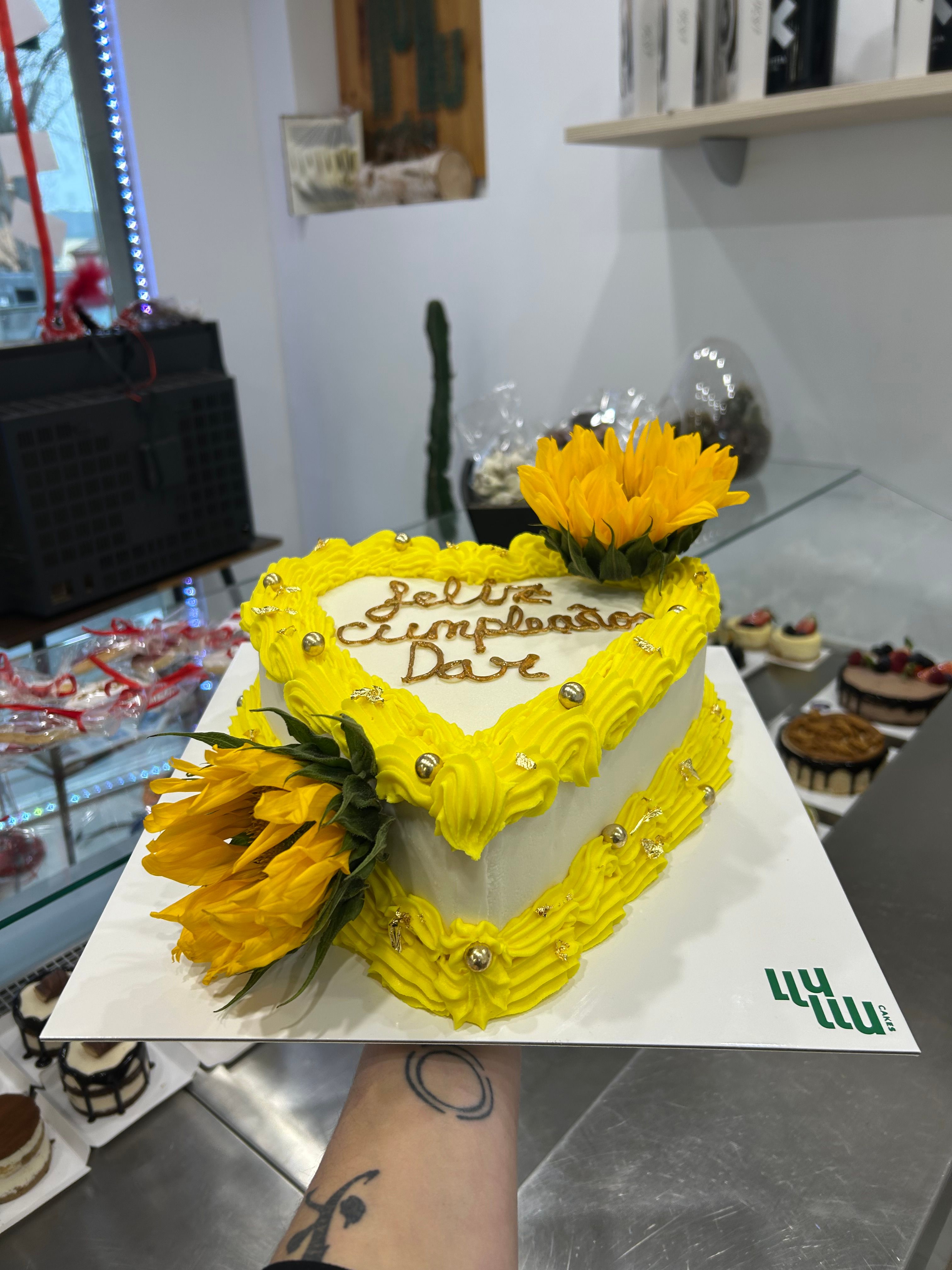 Pastel corazon amarillo girasoles
