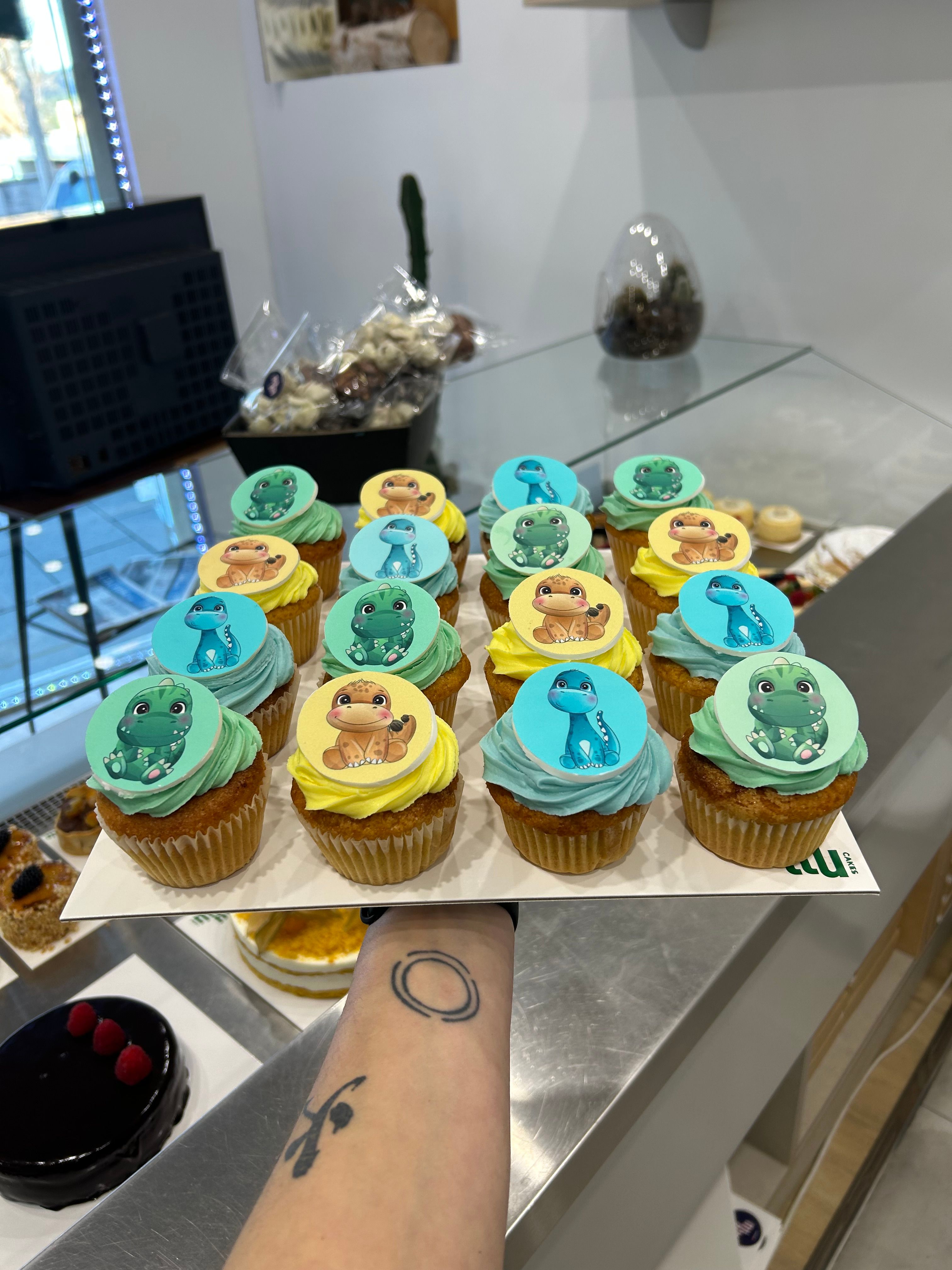 Cup cakes dinosaiuros infantiles verde amarillo azul