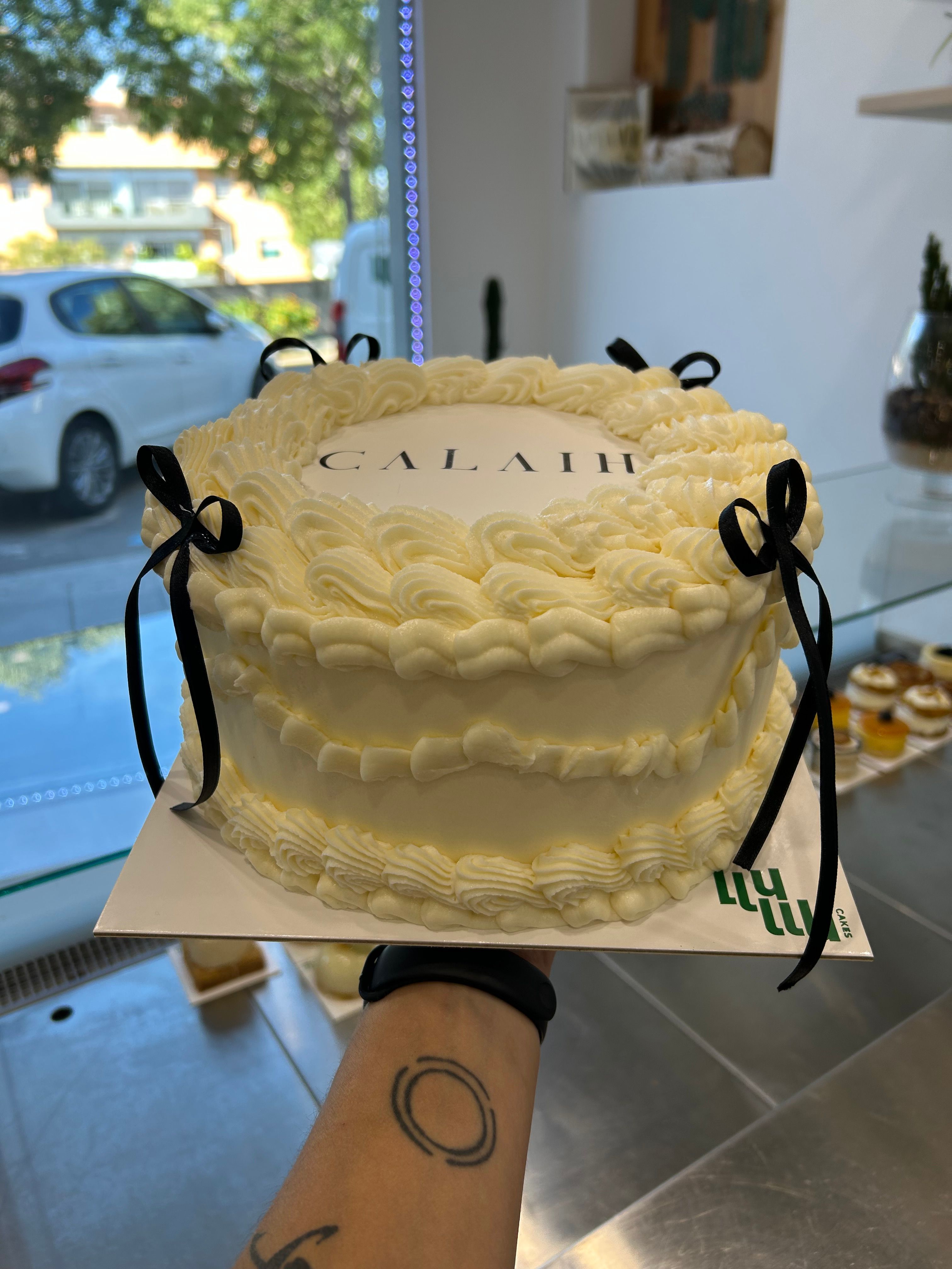 Pastel blanco lazos negros