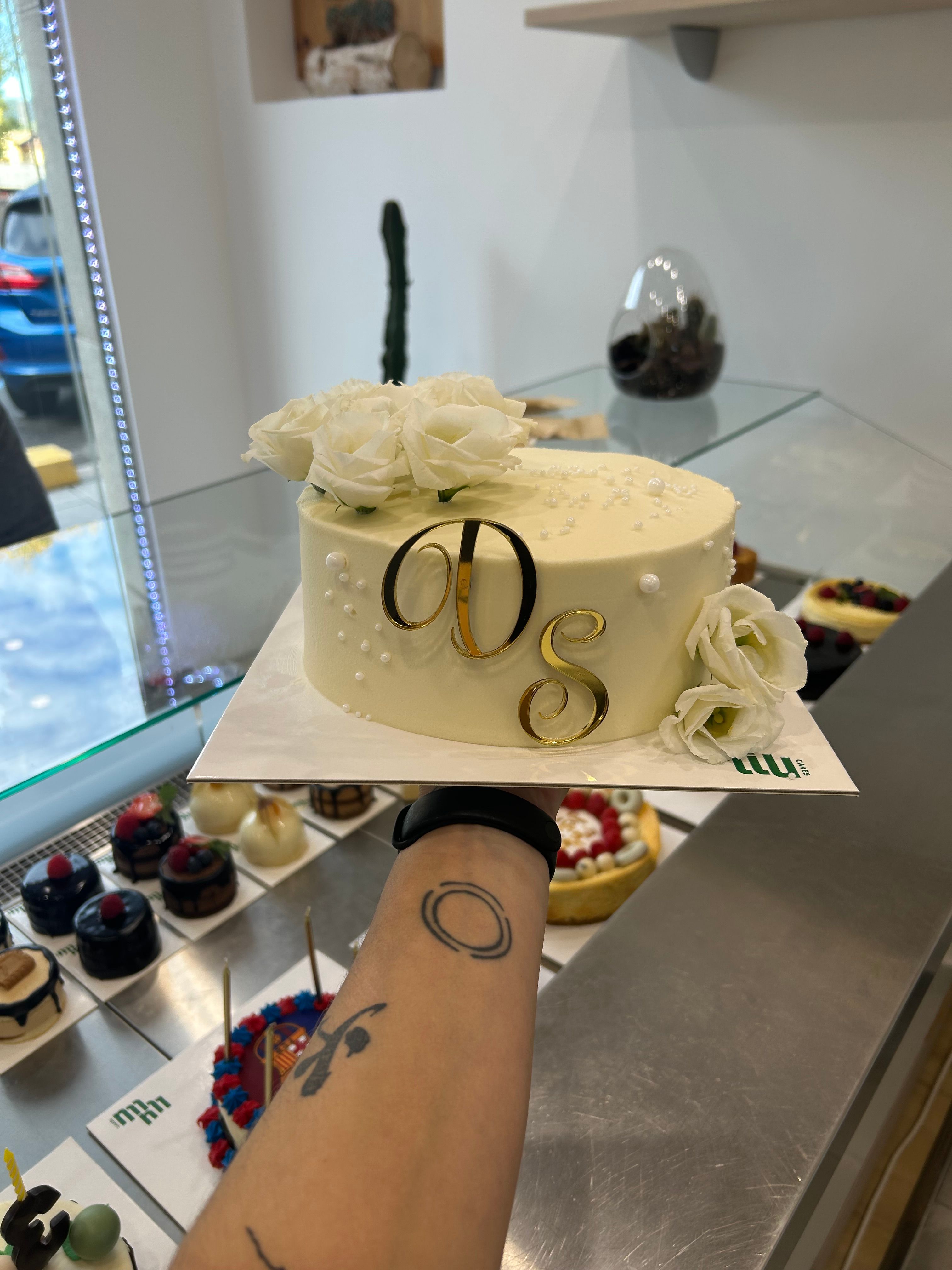 Pastel Boda sencillo blanco dorado fino elegante