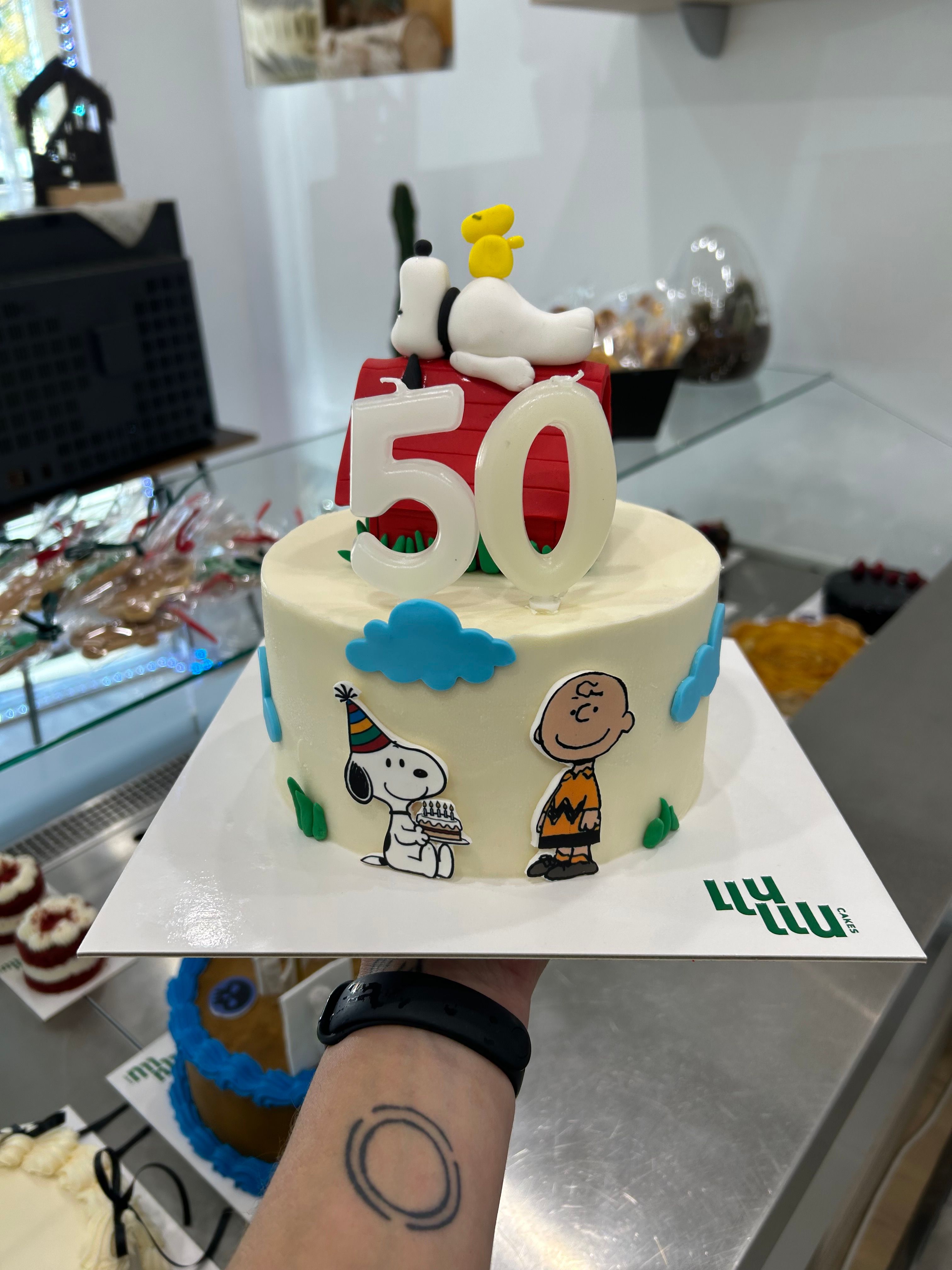 Pastel snoopy 50 años casita snoppy blanco fino