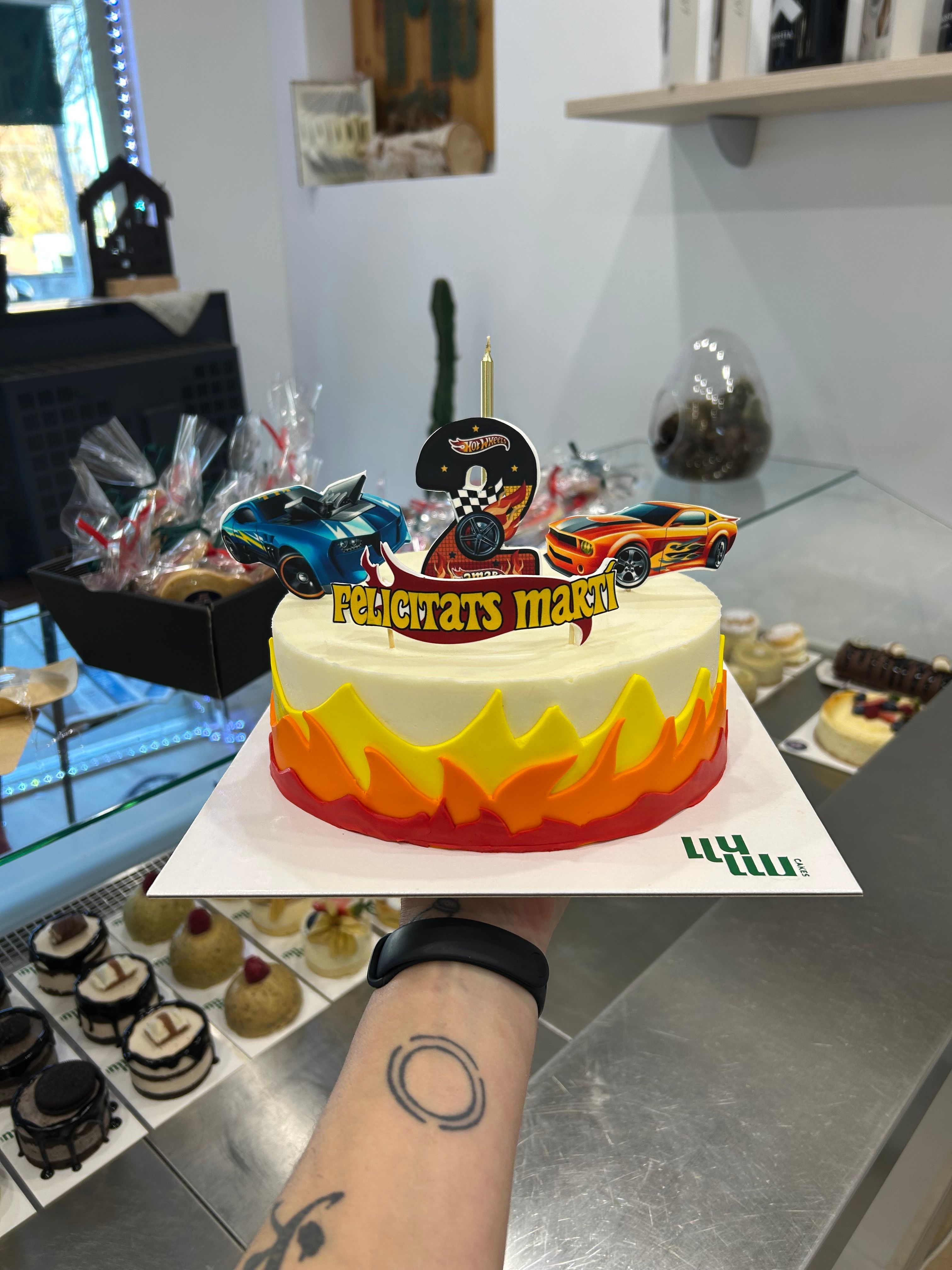 Pastel hot weels 2 años naranja coches fuego