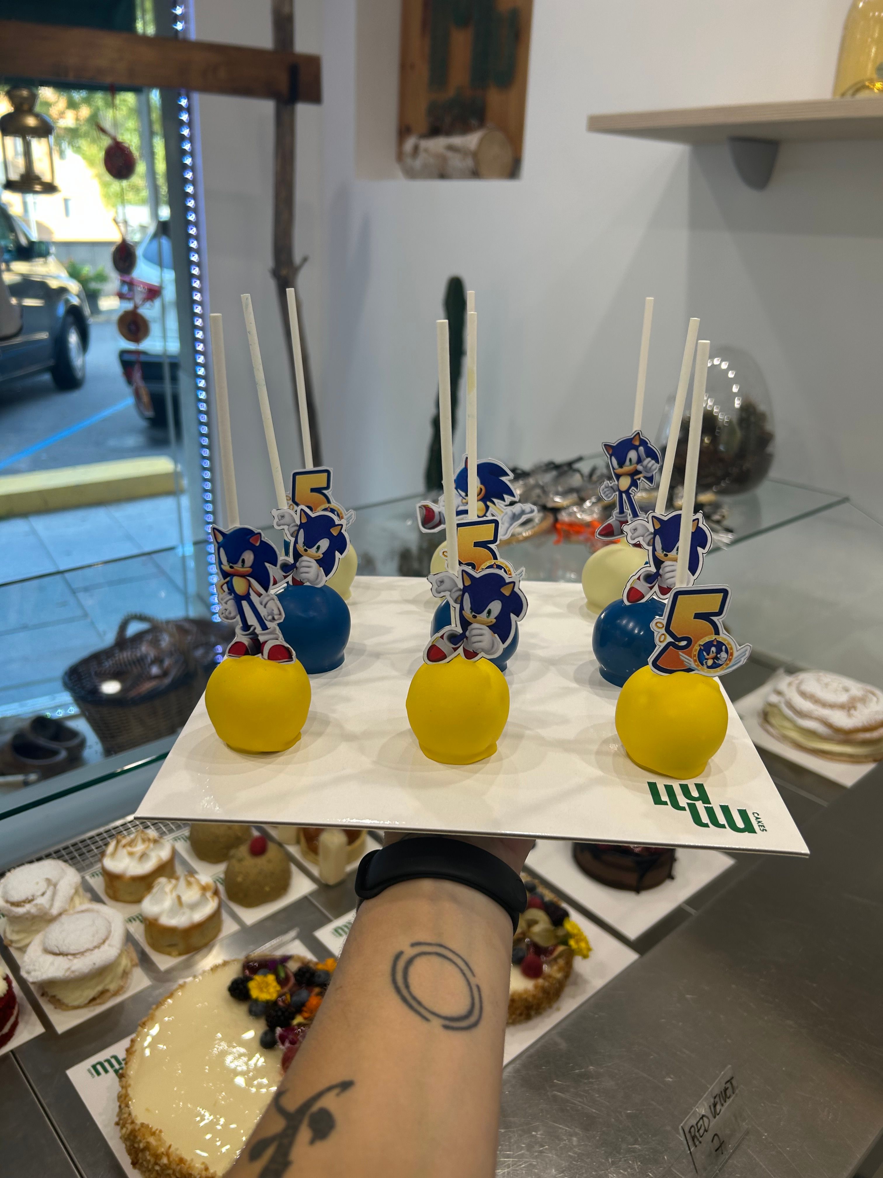 Cake pops sonic