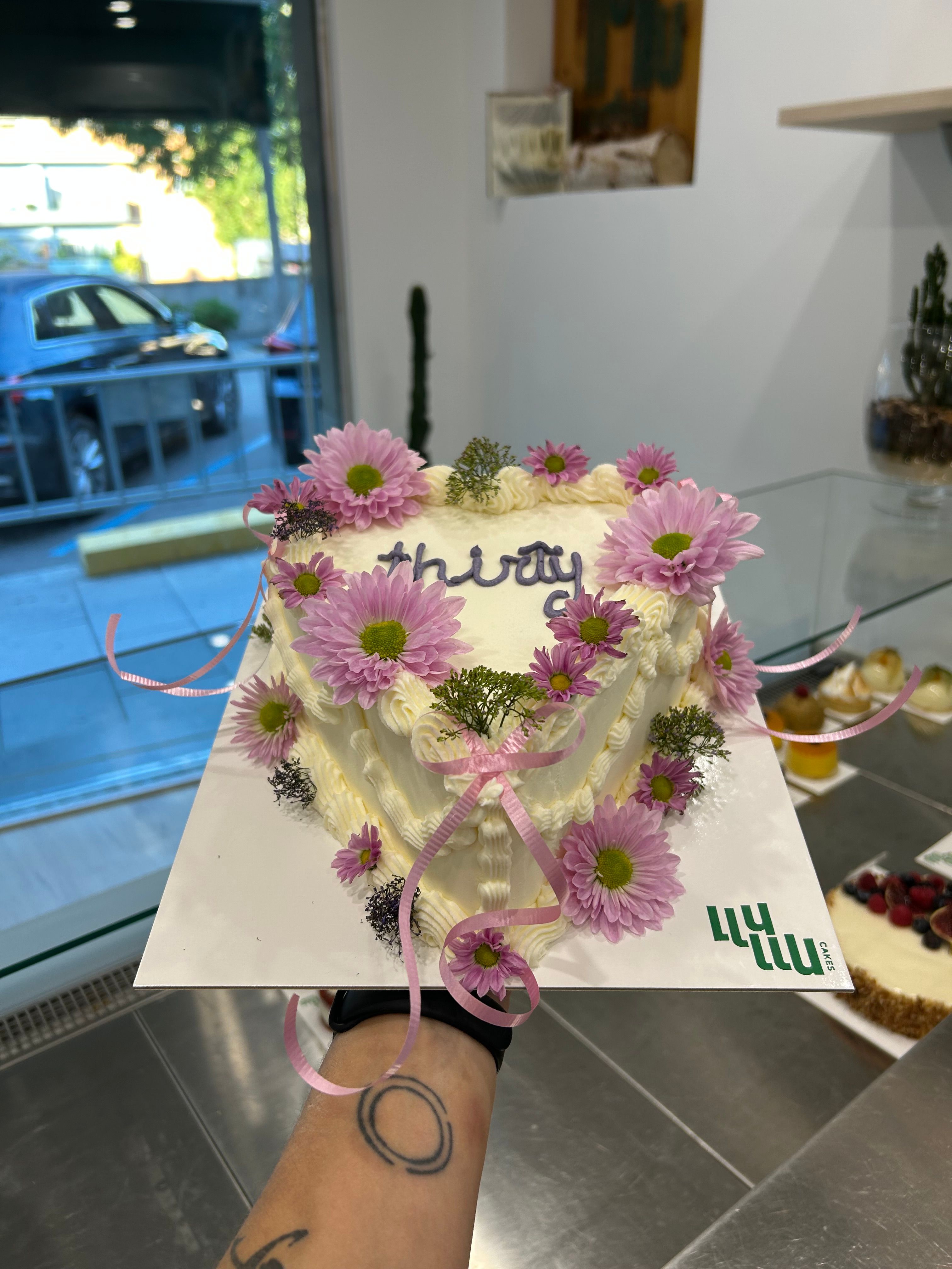 Pastel corazon blanco flores lilas rosas