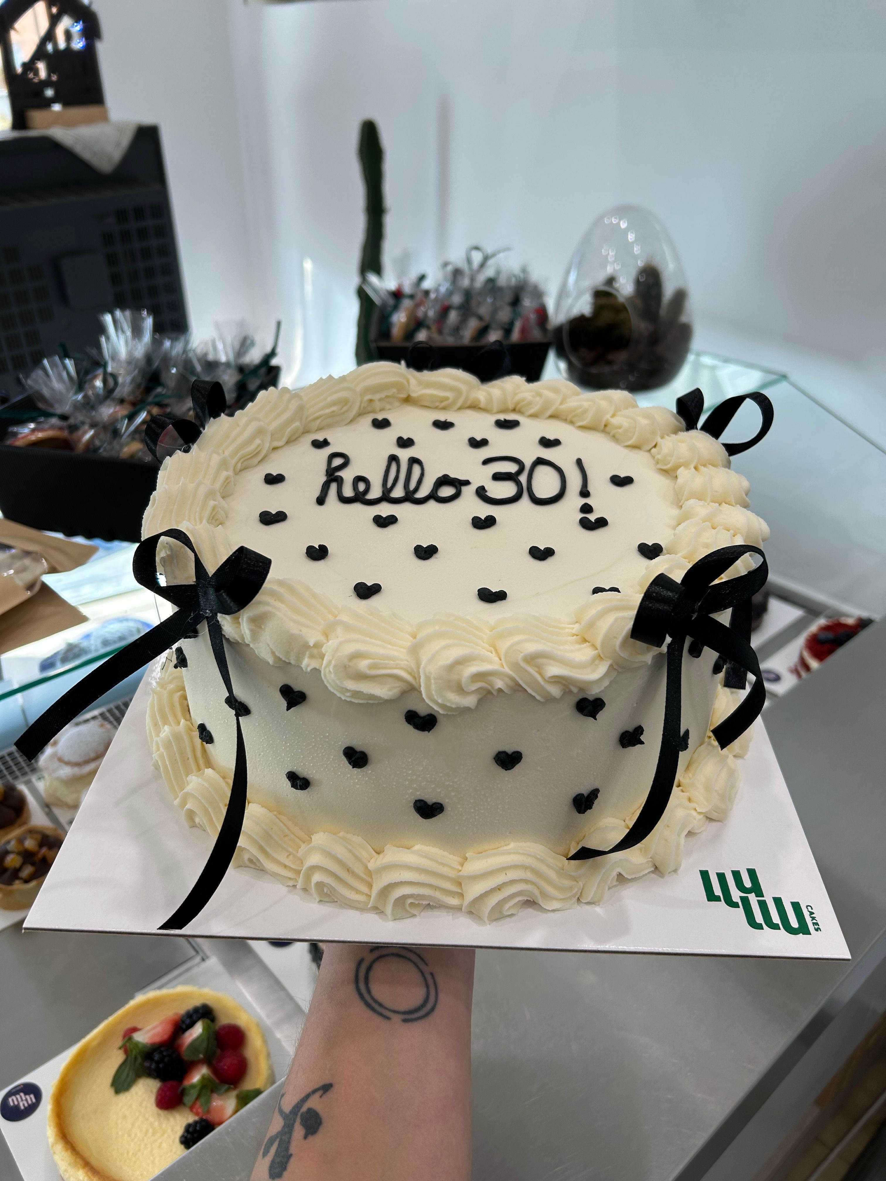 Pastel hello 30 blanco lazos negros