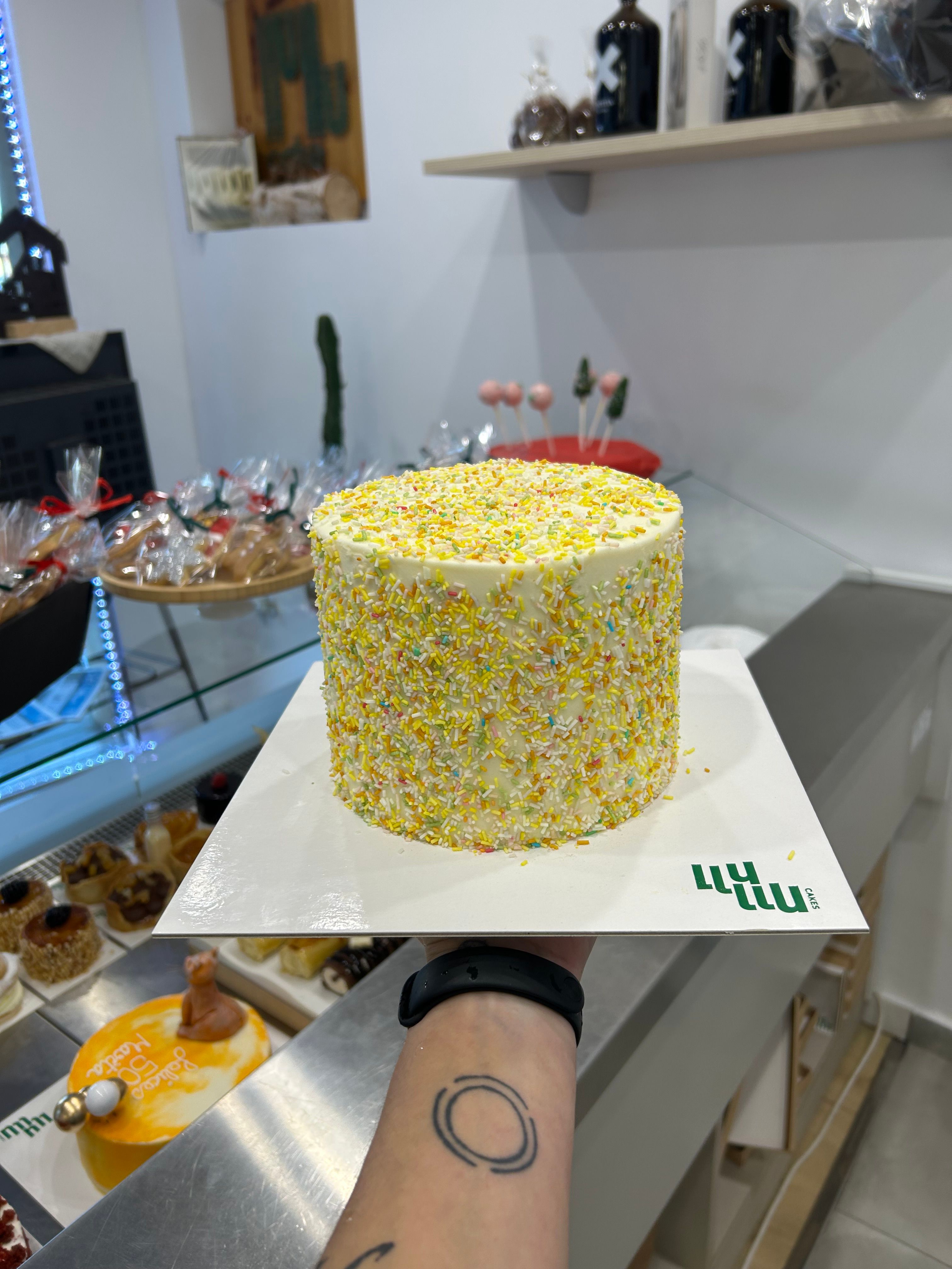 Pastel con fideos de colores