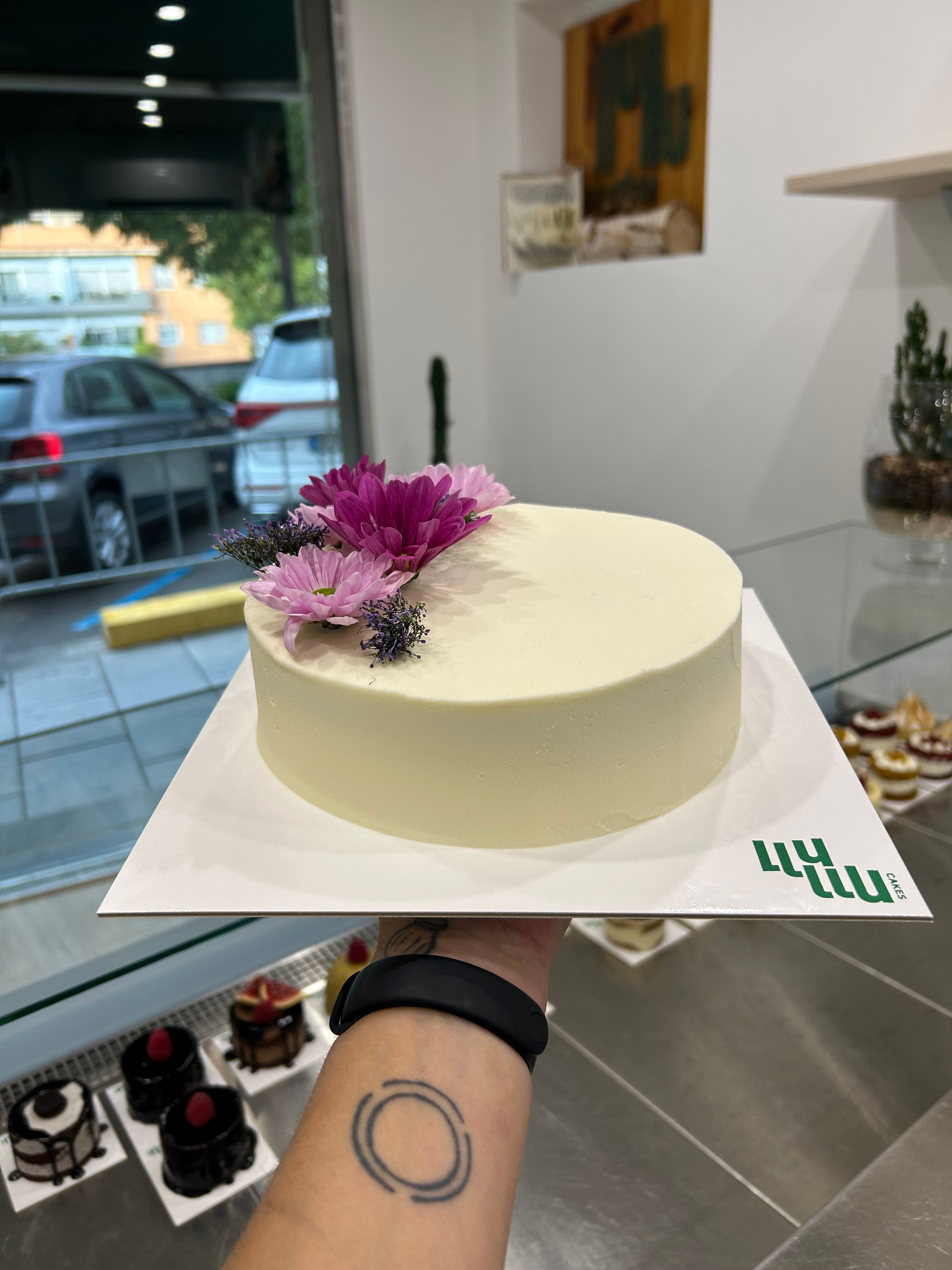Pastel fino blanco y flores rosas y lilas