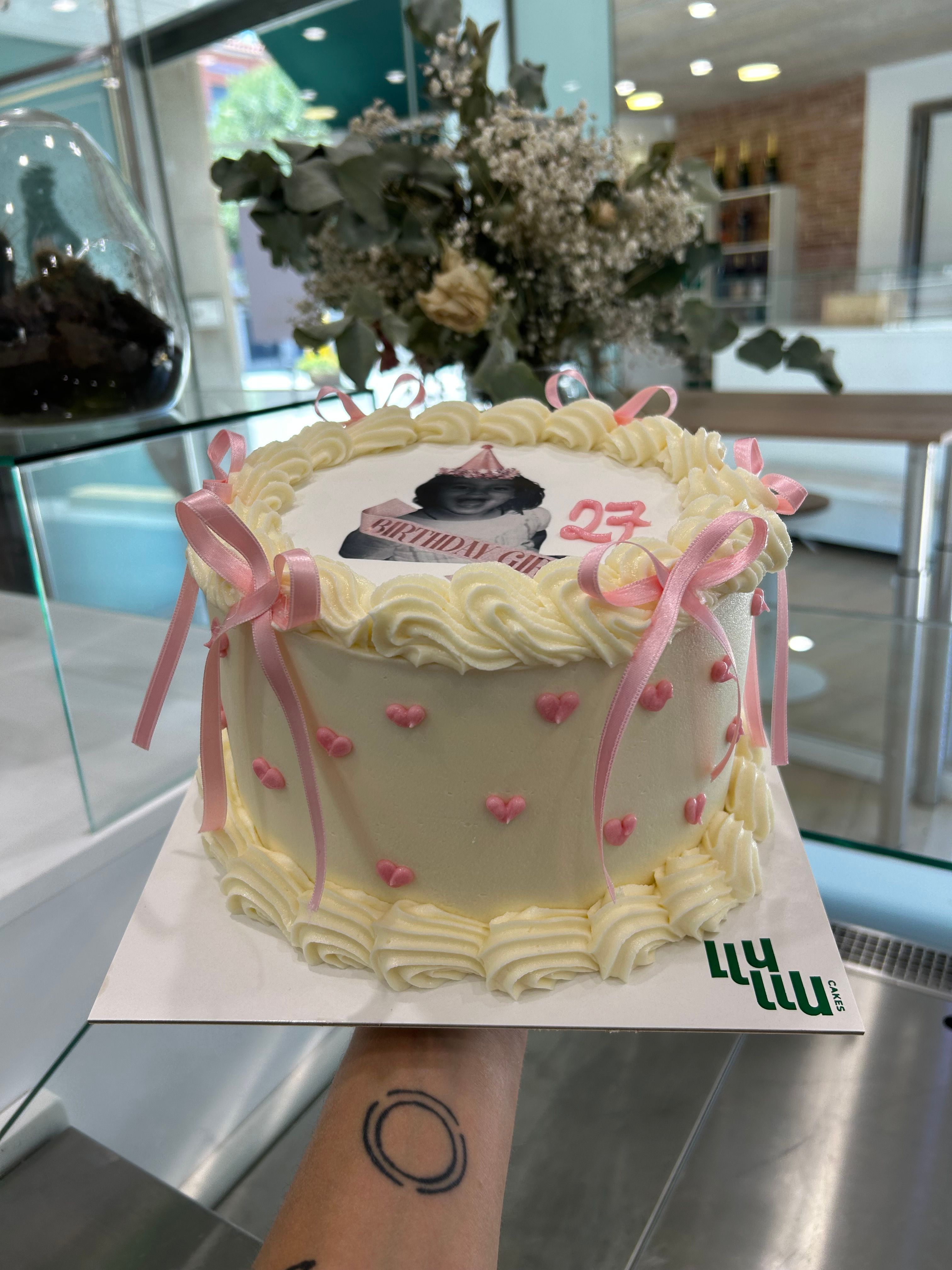 Pastel blanco lazos rosas corazones
