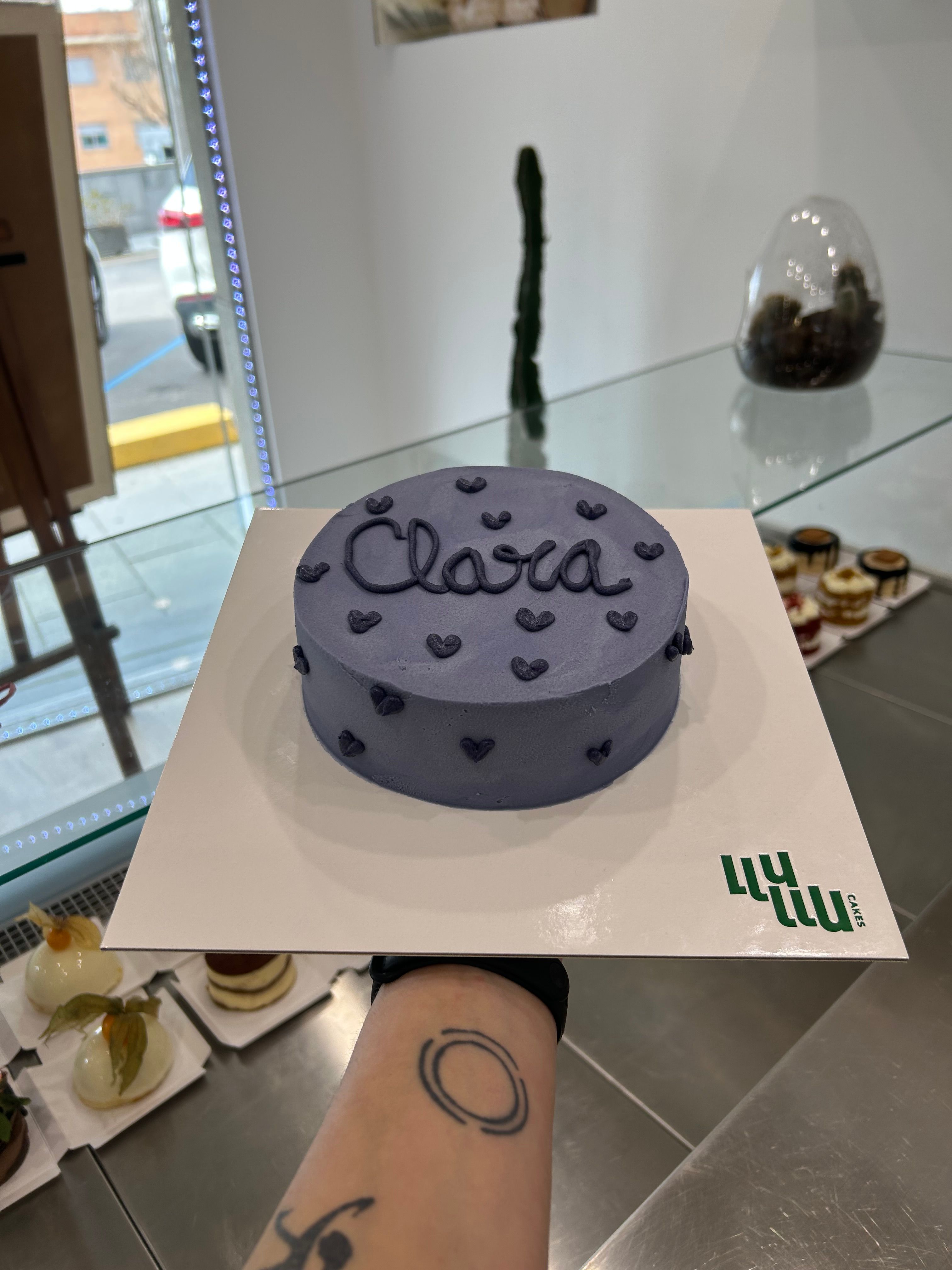 Pastel morado finito nombre en el medio