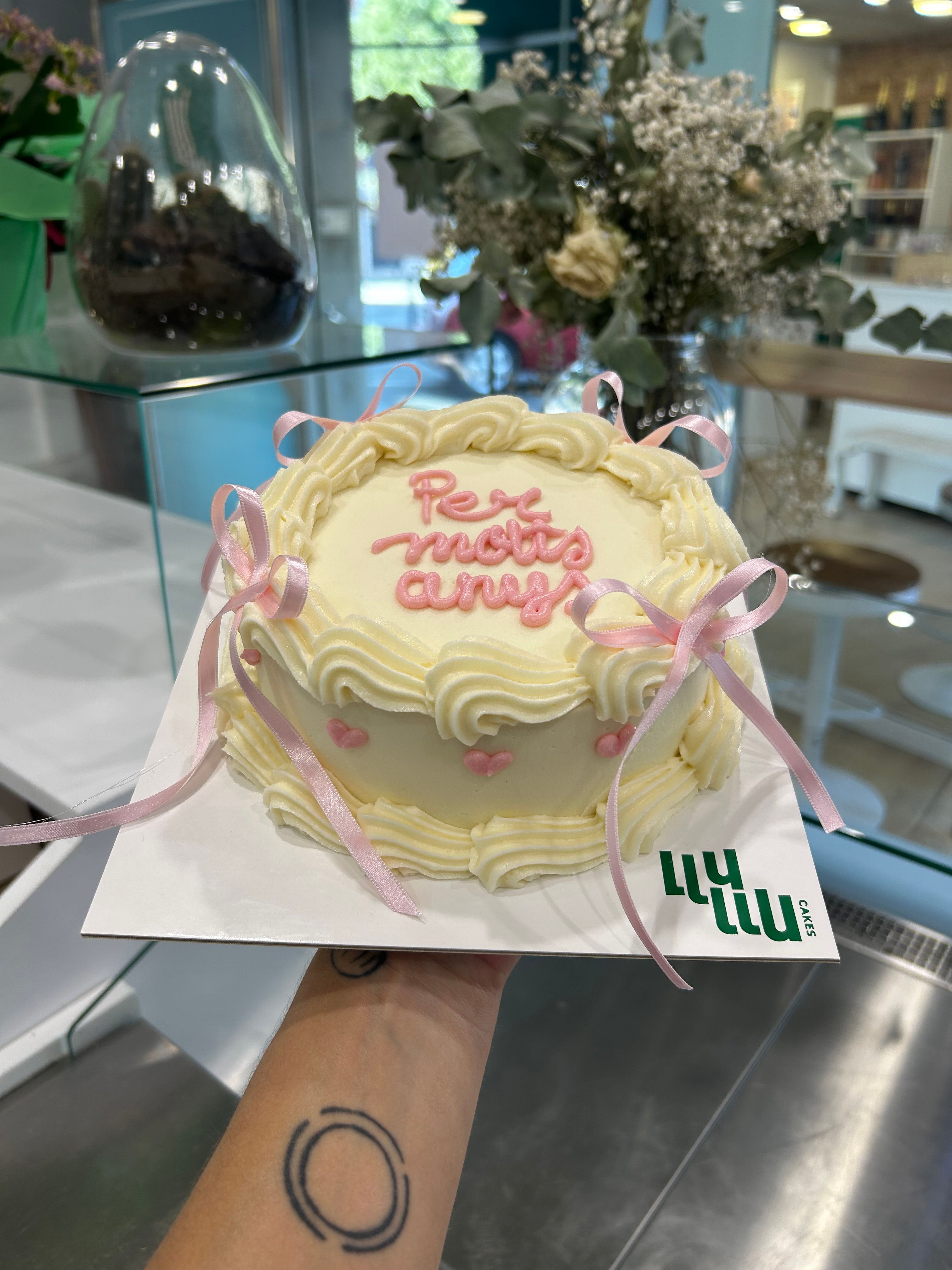 Pastel blanco lazo rosas 