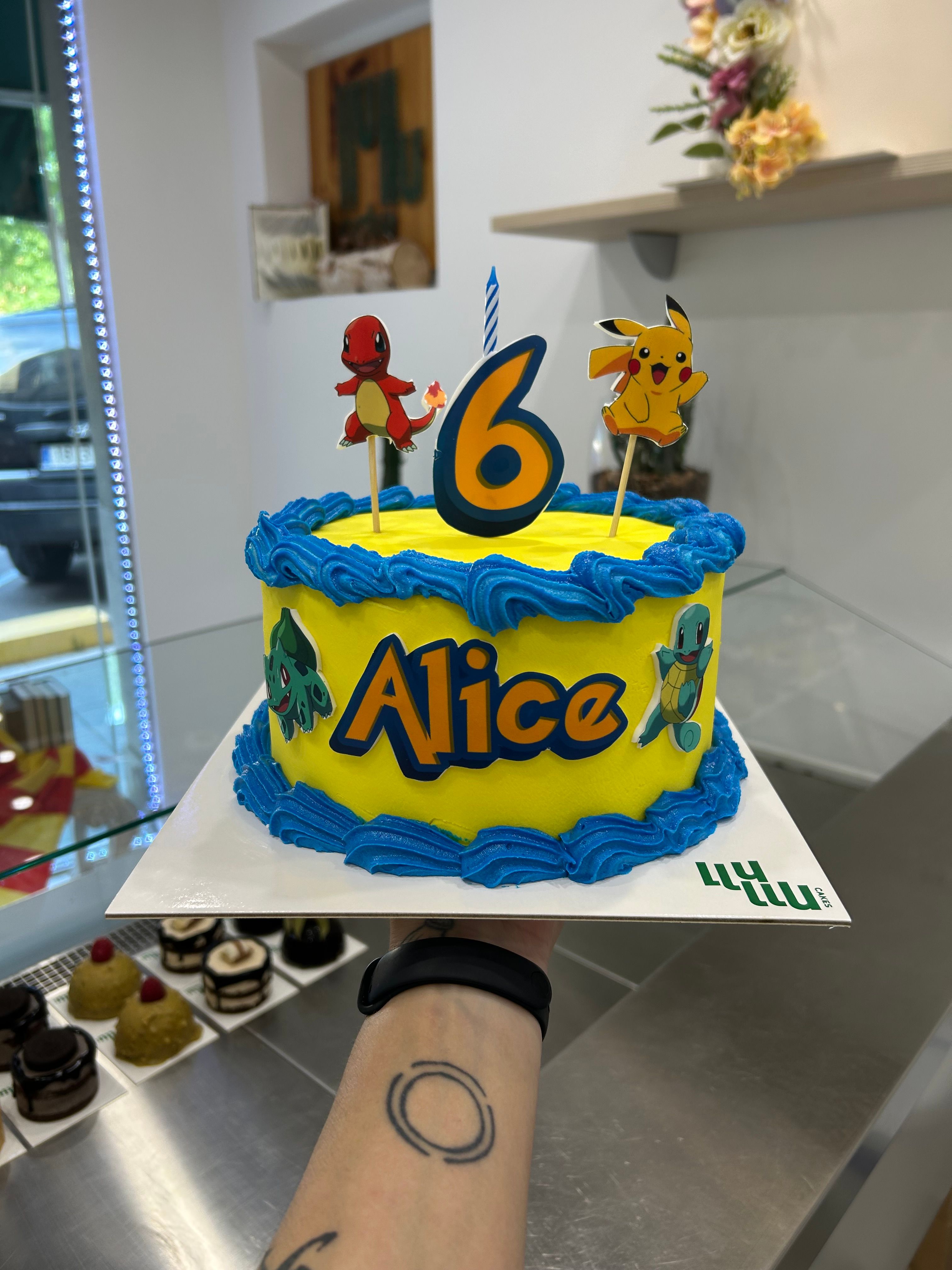 Pastel pokemons amarillo azul personalizado