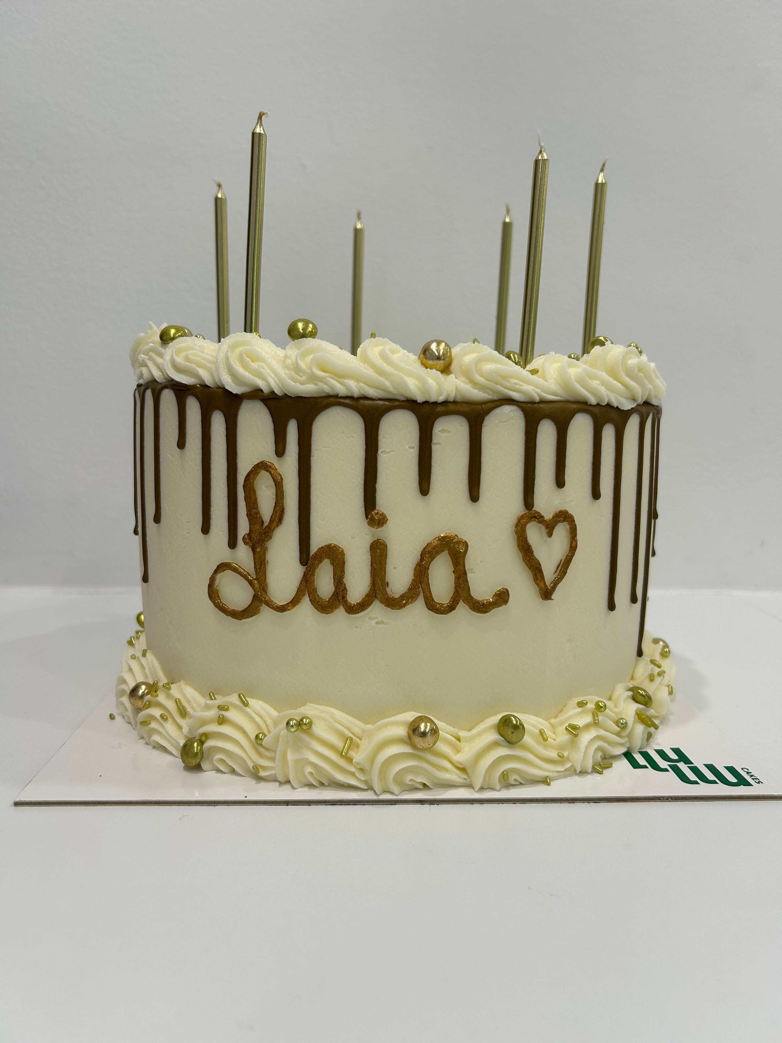 Pastel cumpleaños blanco y dorado