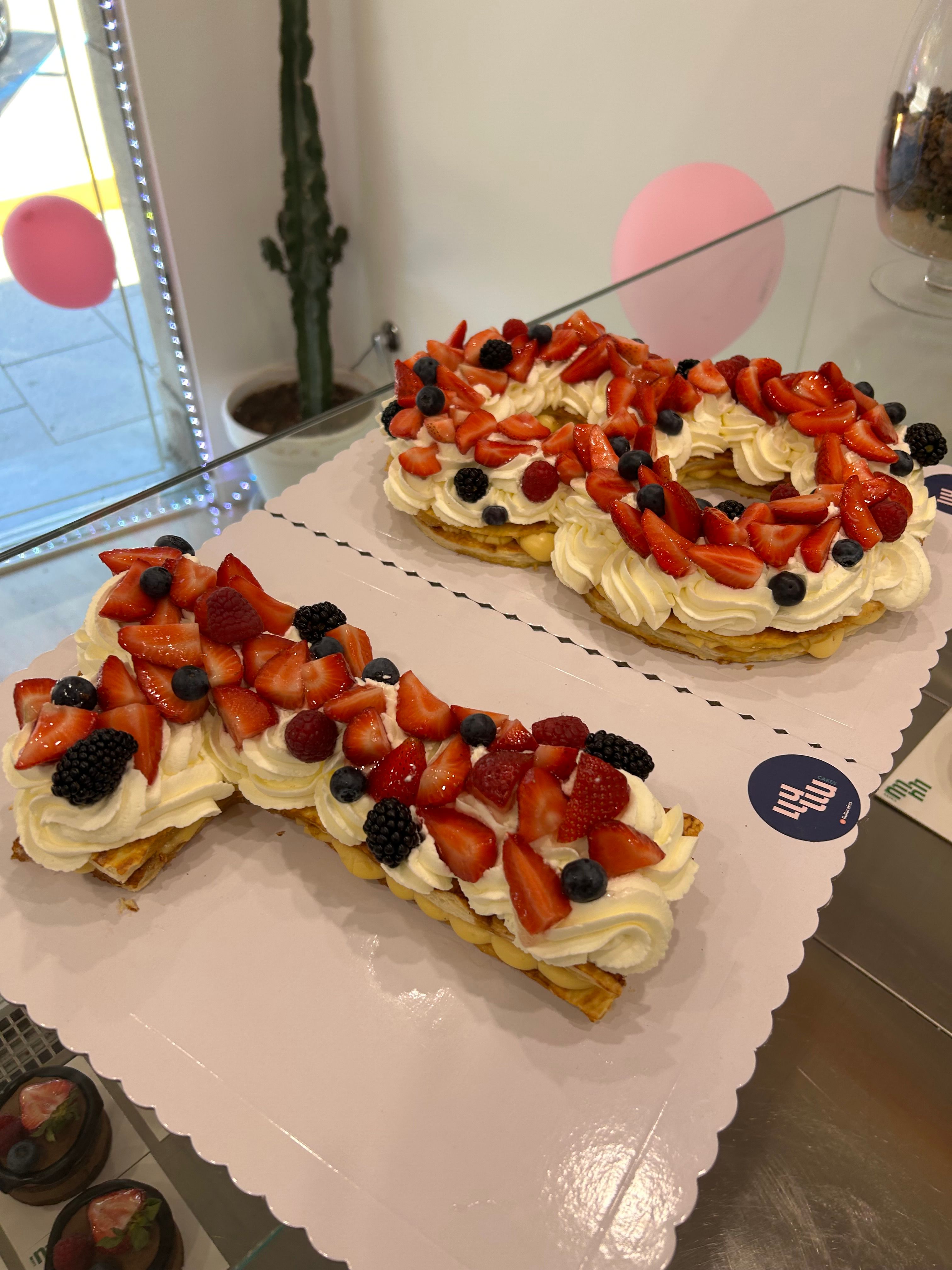 Milhojas nata con fresas pastel numero 18
