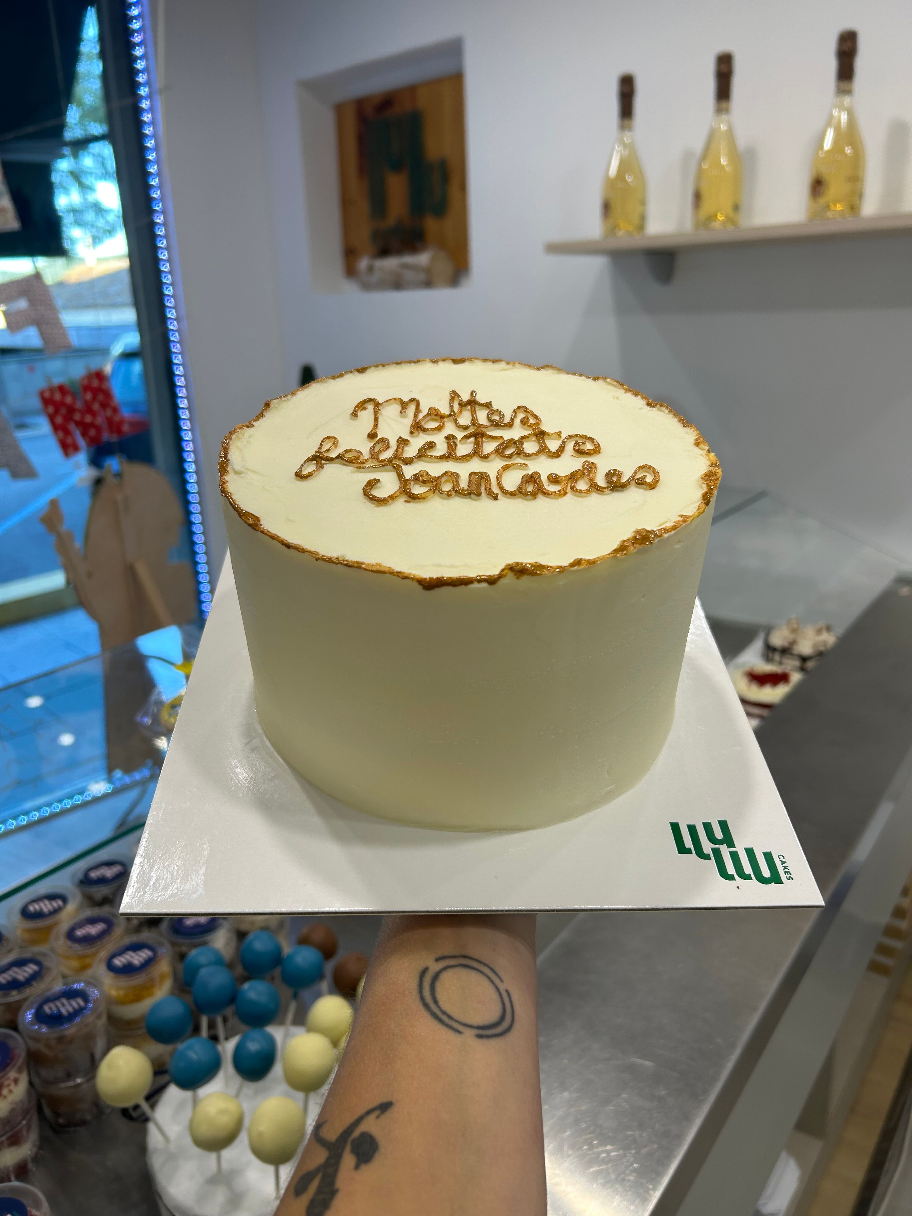 Pastel blanco dorado