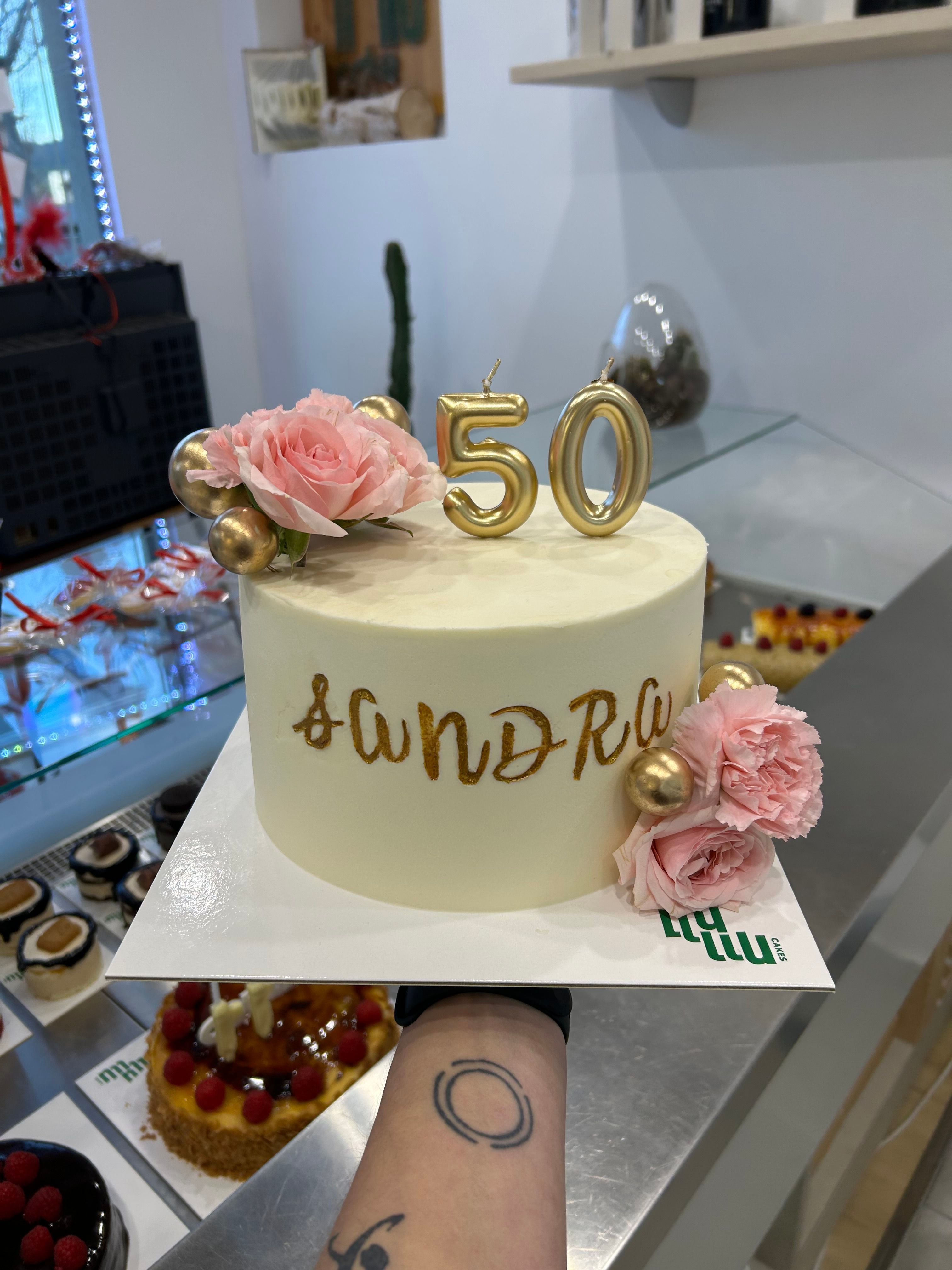Pastel 50 años mujer flores blanco dorado rosa 