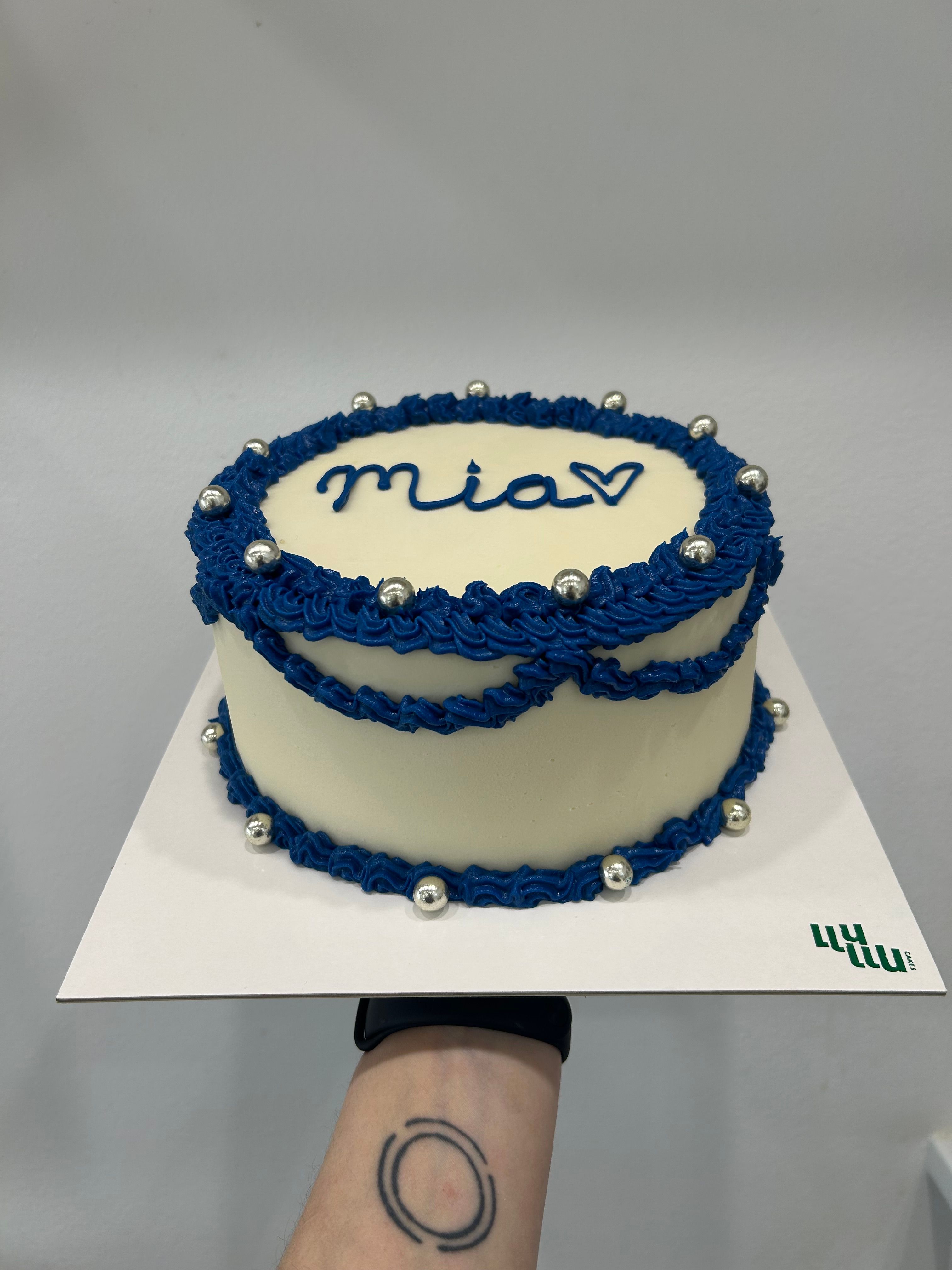 Pastel blanco azul
