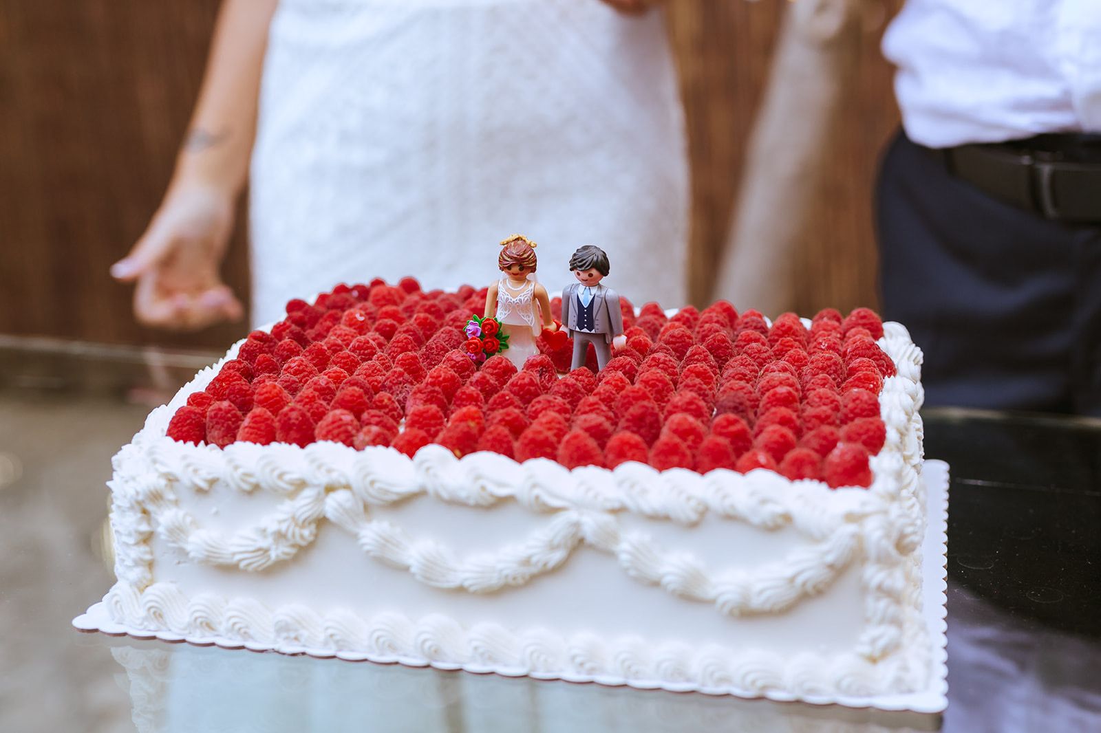 Pastel boda frambuesas blanco cuadrado