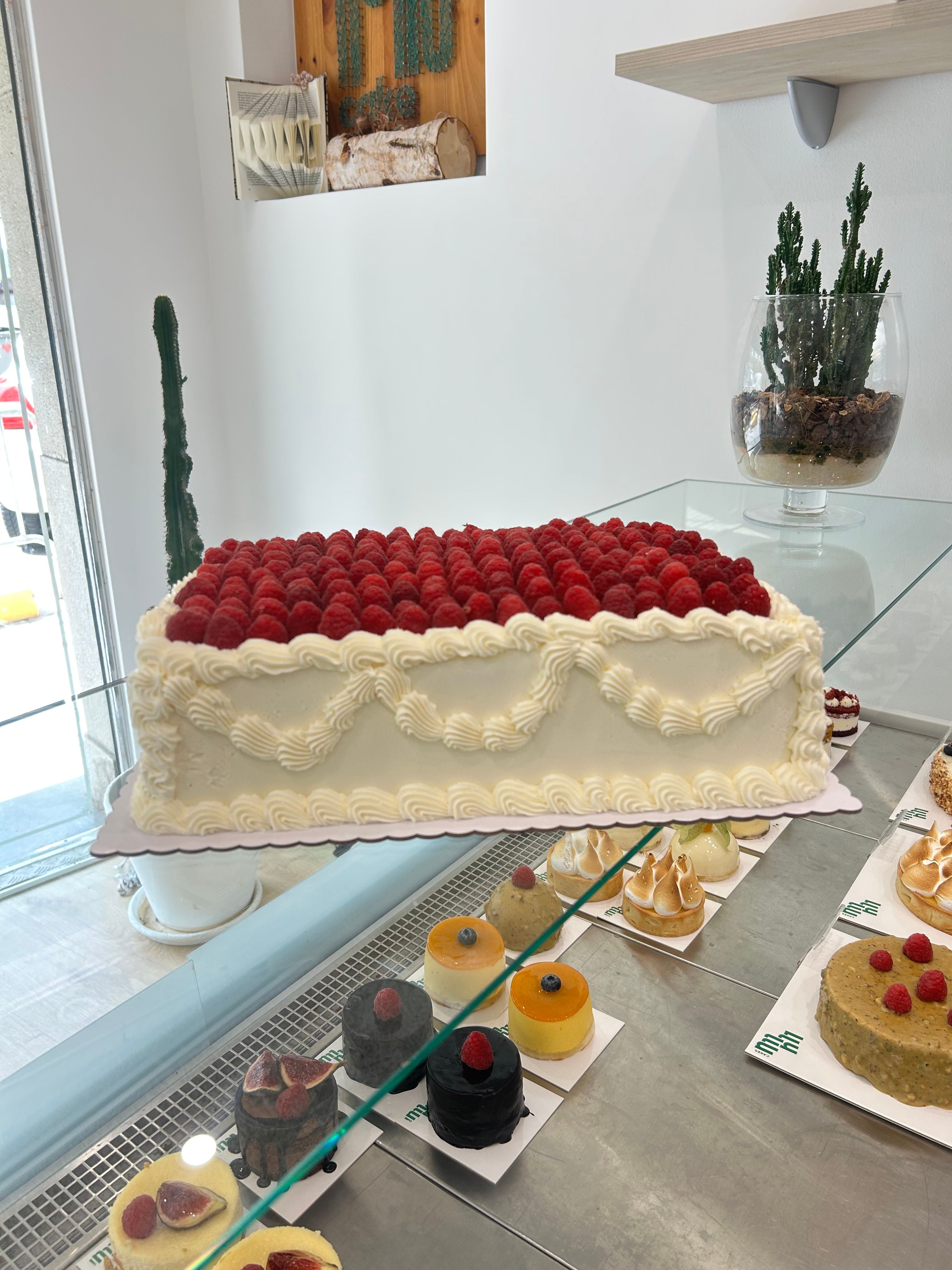 Pastel boda sin gluten blanco frambuesas por encima