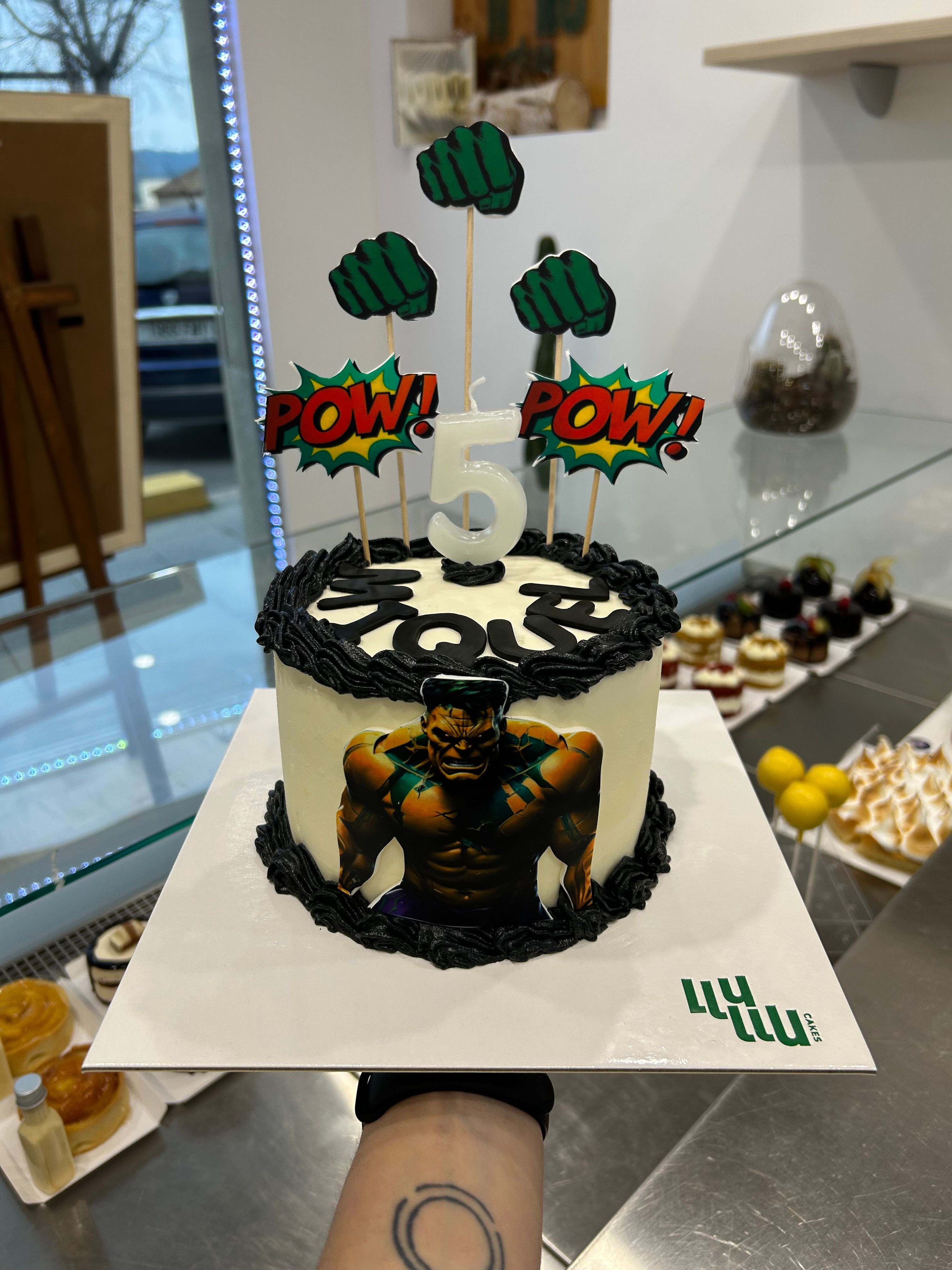 Pastel hulk 5 años blanco negro