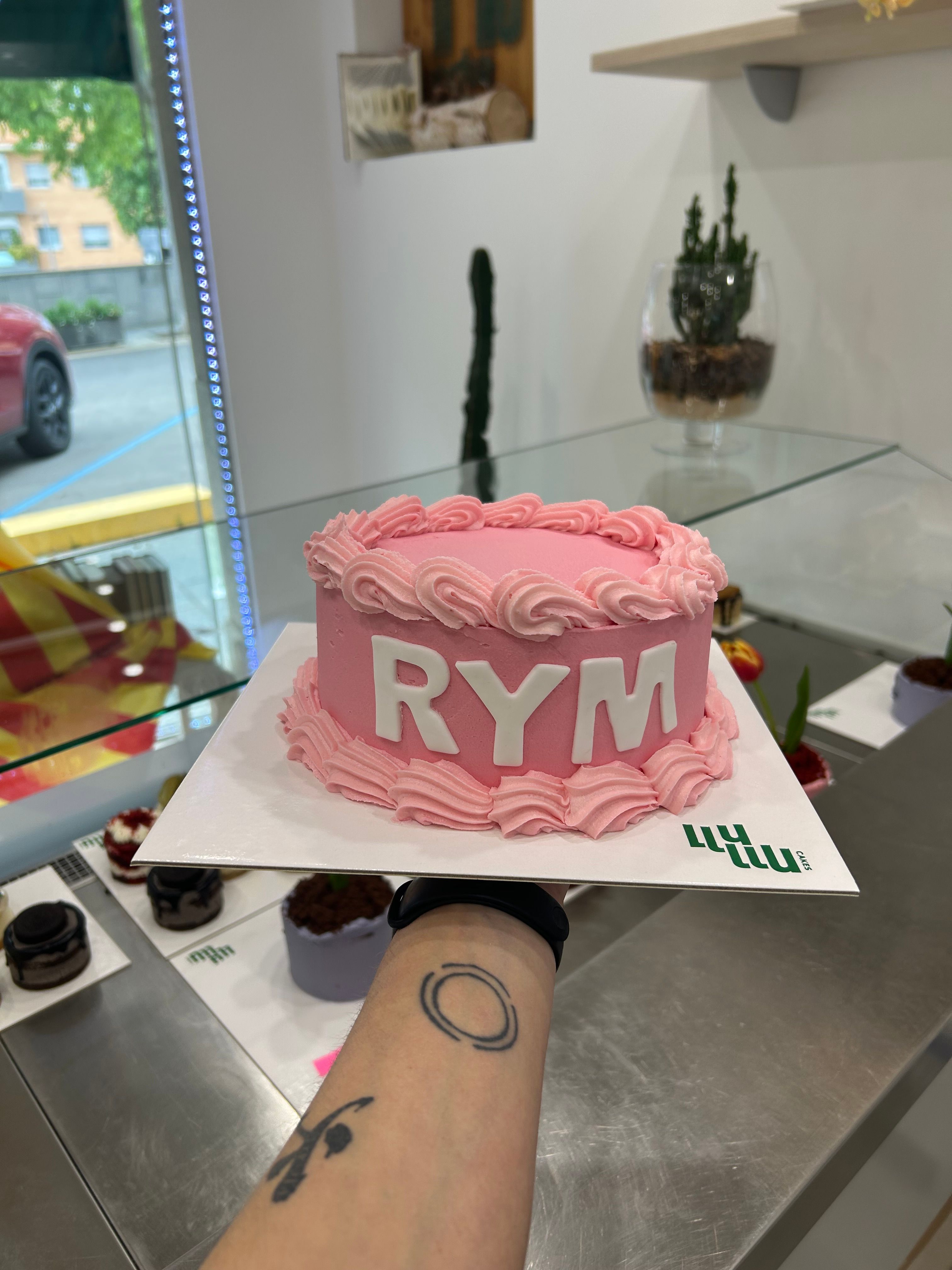 Pastel rosa con el nombre