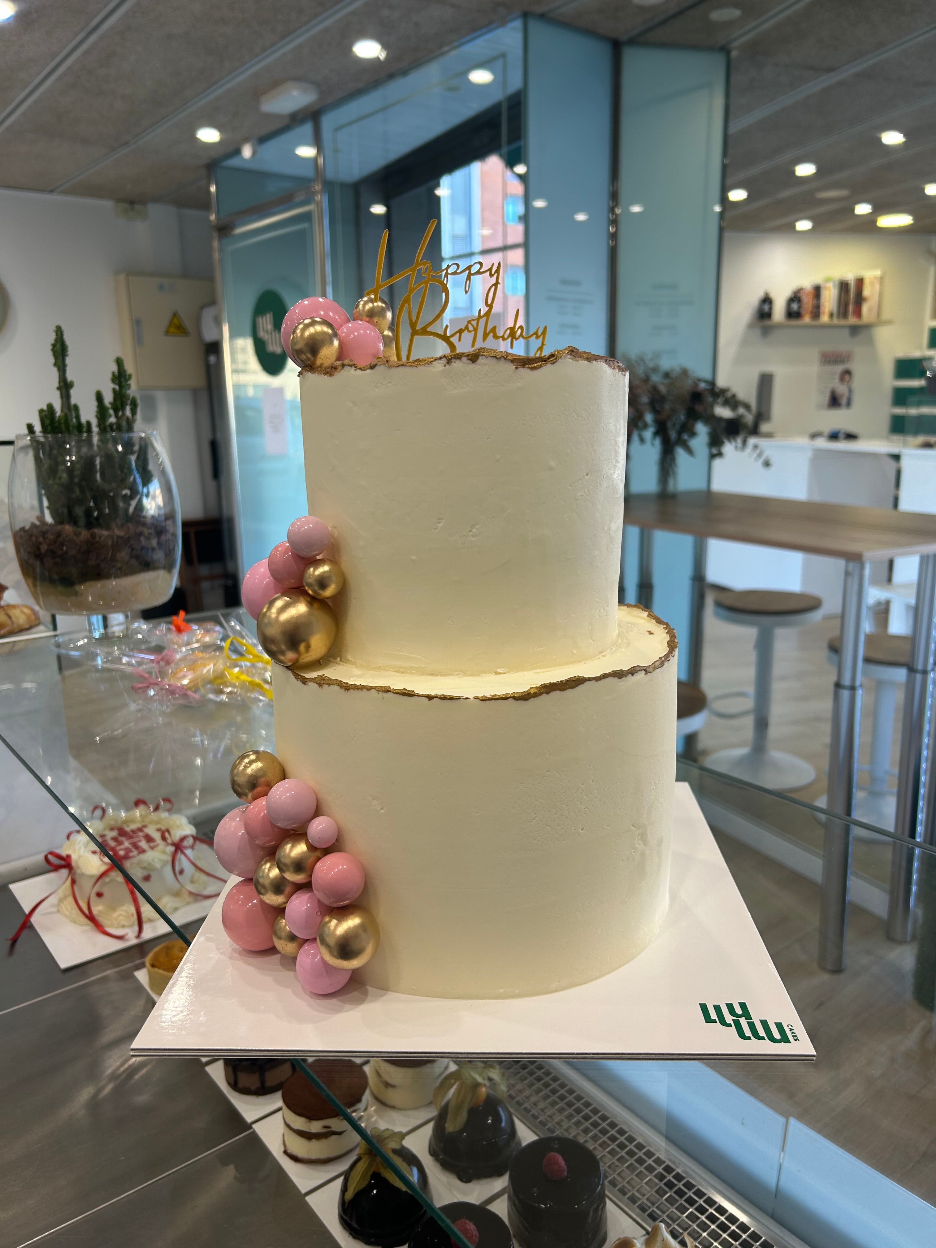 Pastel dos pisos blanco dorado rosa
