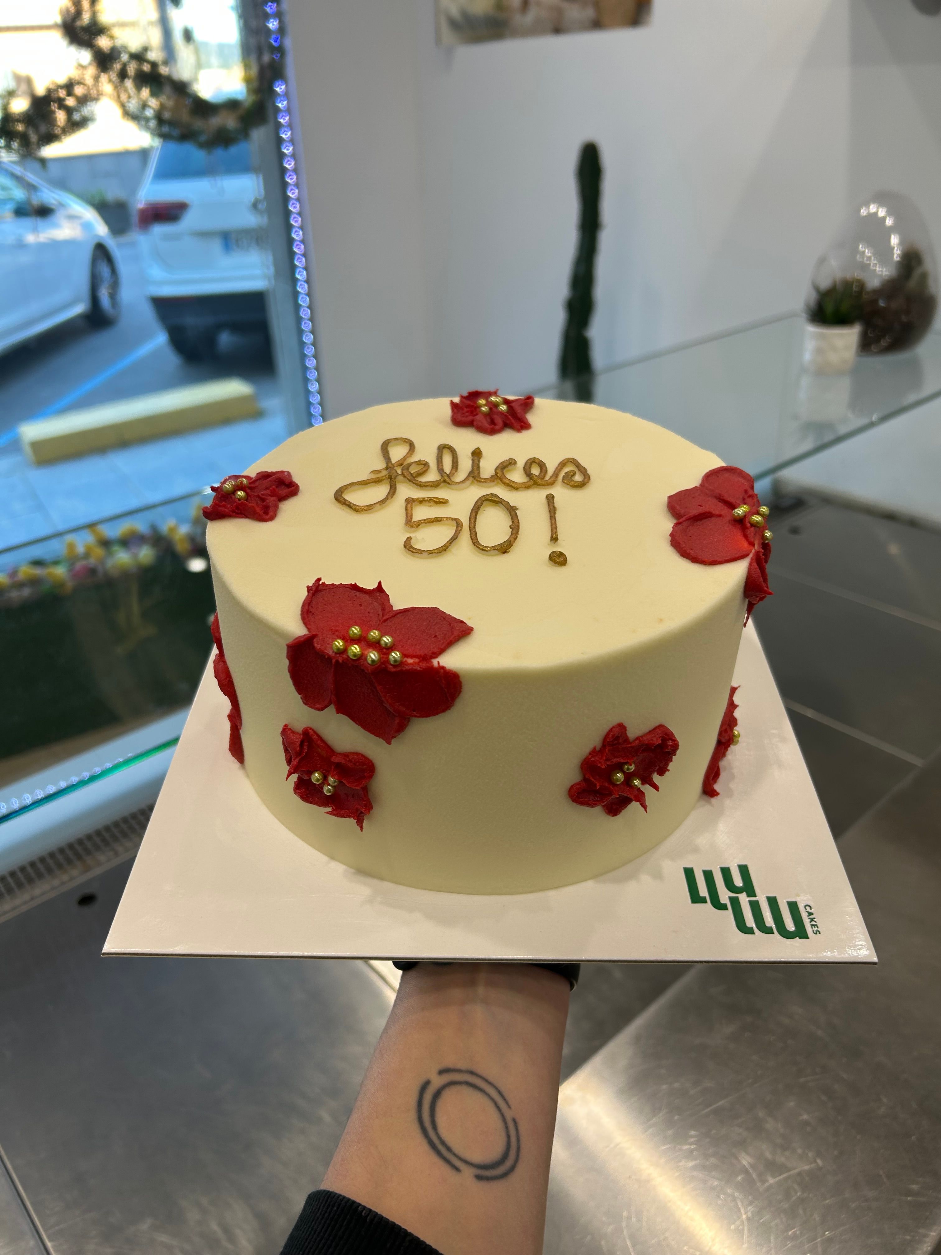 Pastel 50 años blanco flores rojas