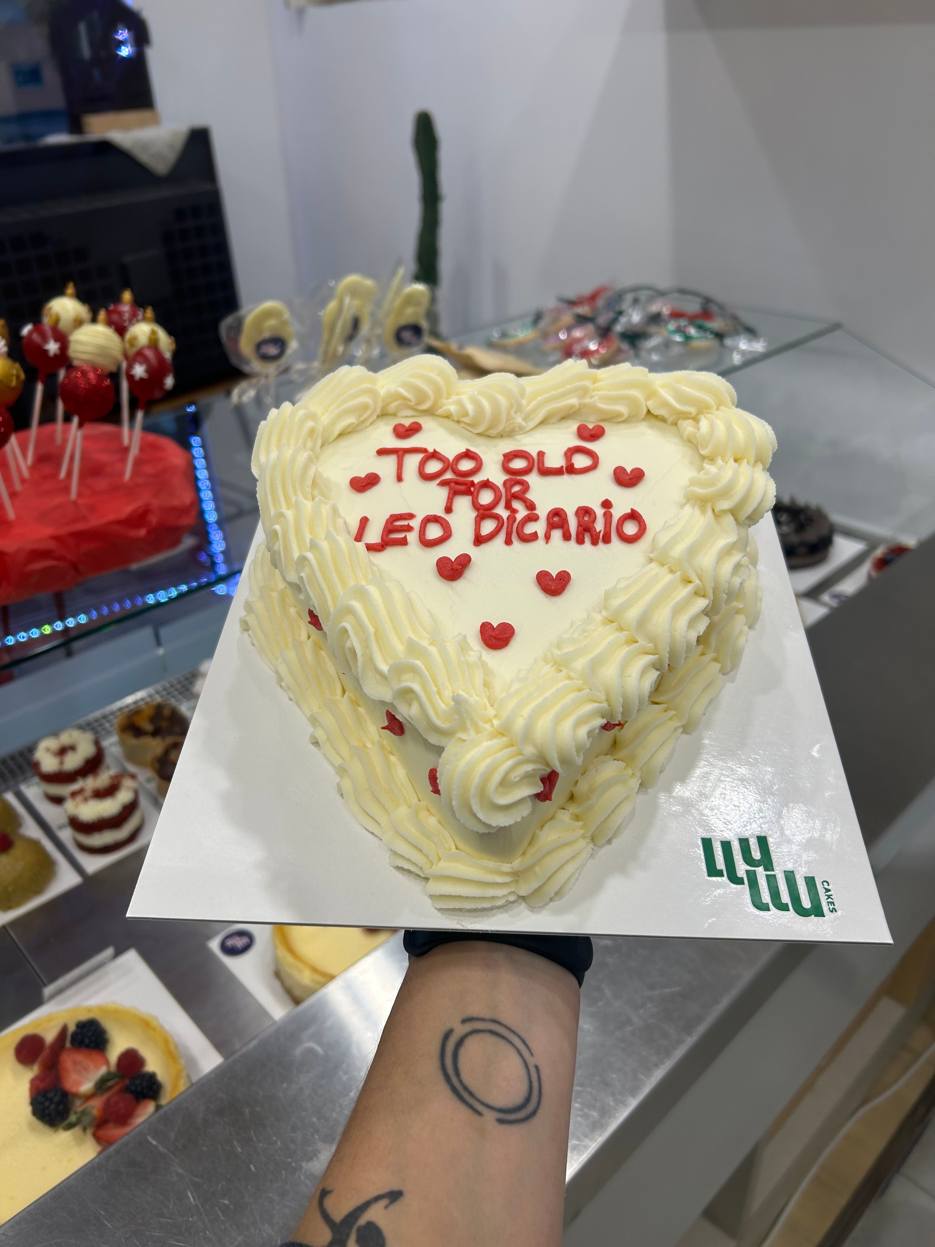 Pastel corazon blanco y rojo