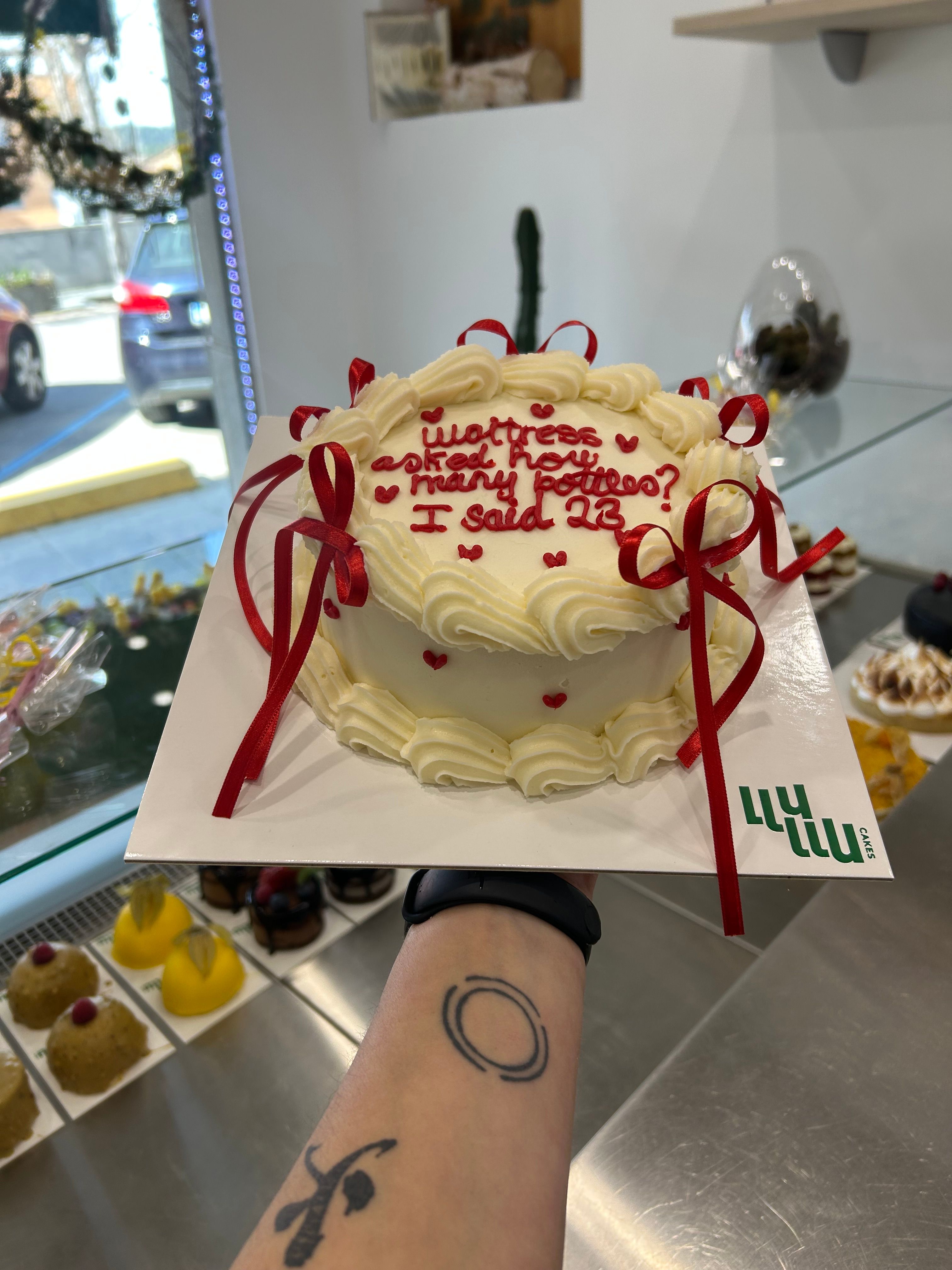Pastel blanco rojo