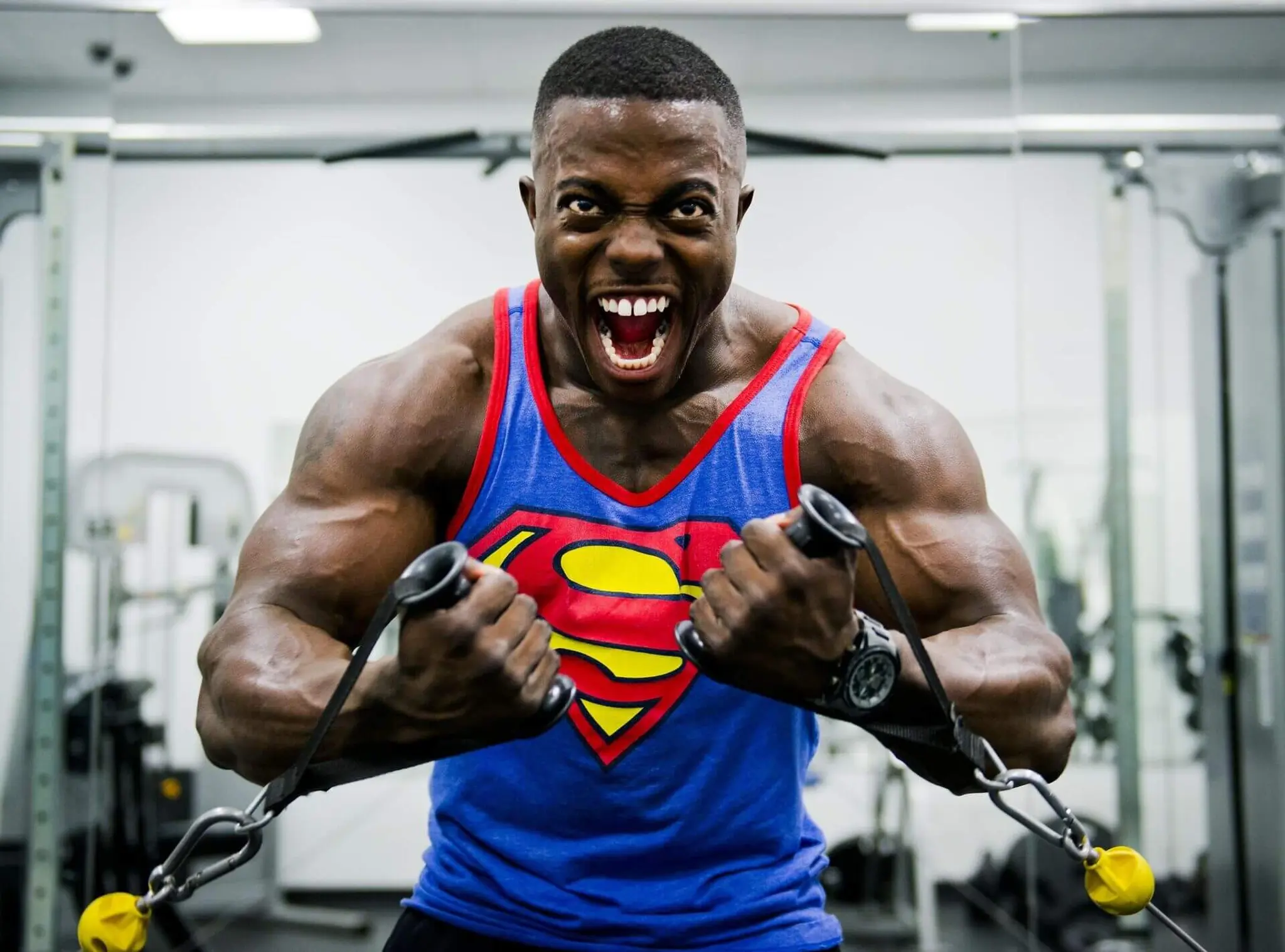Mann med store muskler som utfører en treningsøvelse