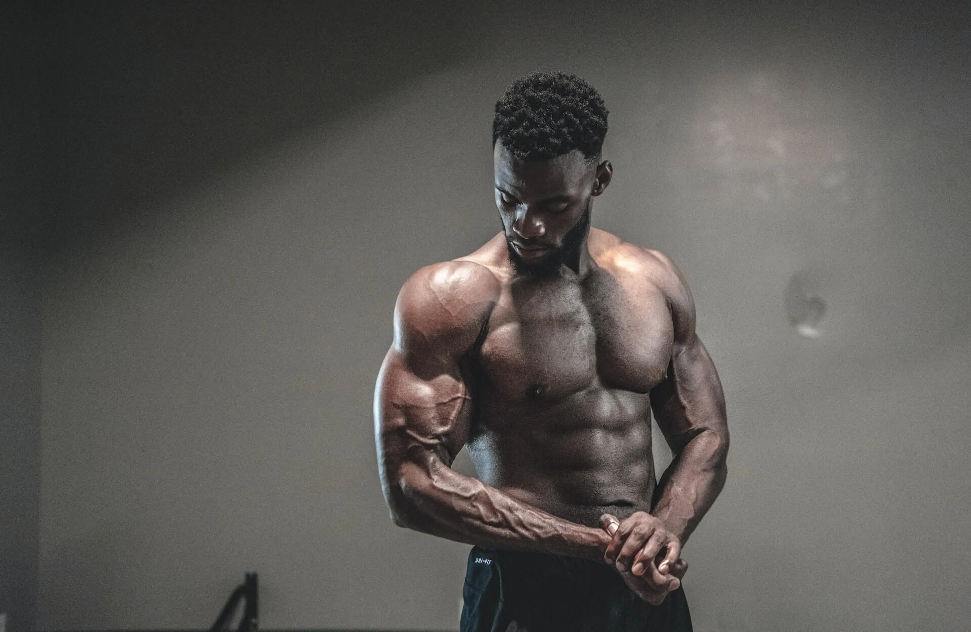 Mørk mann med store muskler