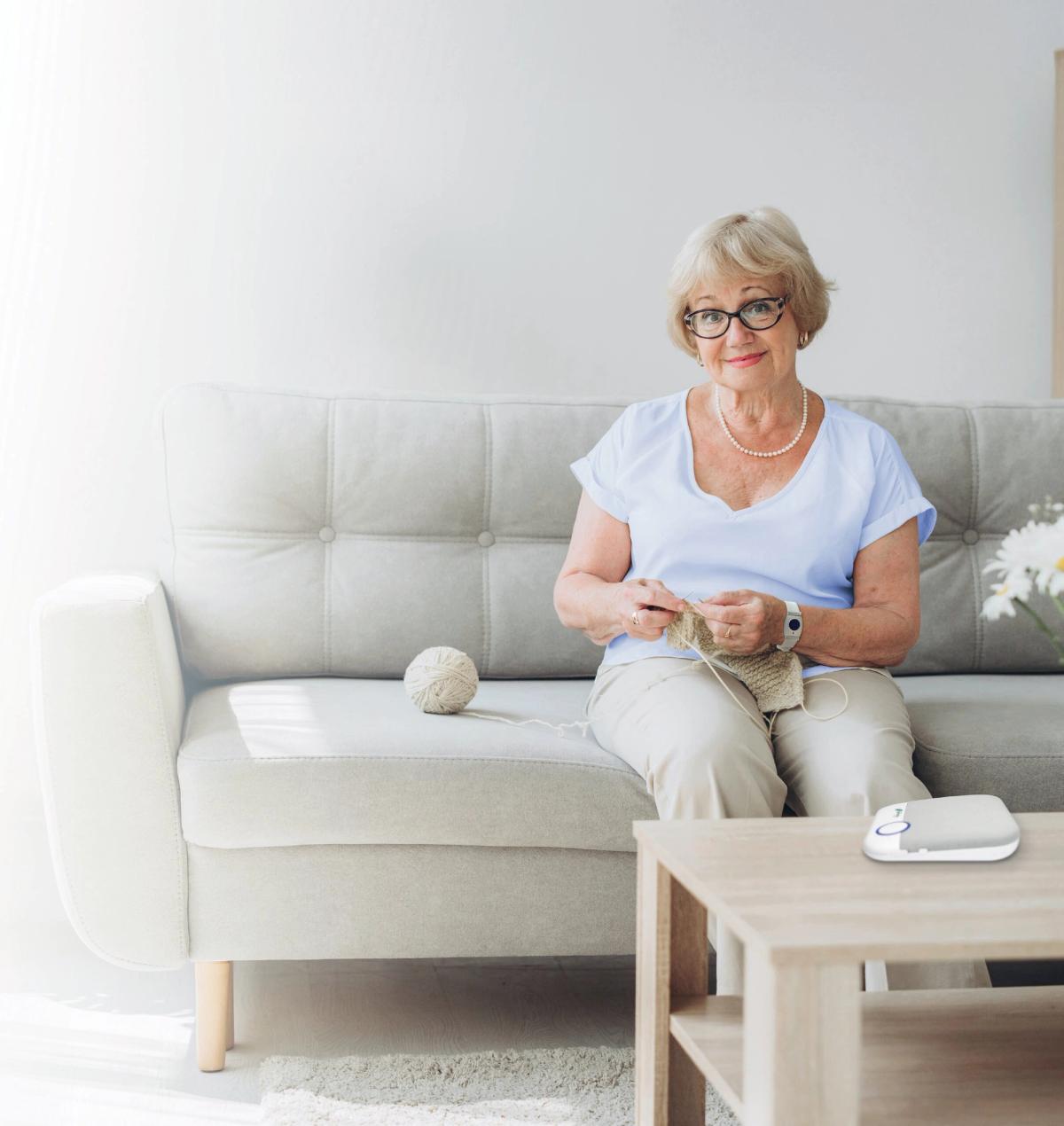 Seniorin mit Spitex Notrufgerät zu Hause