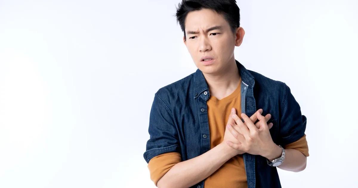 ผู้หญิงไทยวัย 30 ปลายยืนอยู่ในสวนสาธารณะกรุงเทพฯ ตอนเช้า มองนาฬิกาสมาร์ตวอทช์ที่ข้อมือด้วยสีหน้าครุ่นคิด หลังวิ่งจ๊อกกิ้งเสร็จ แสงธรรมชาติยามเช้า