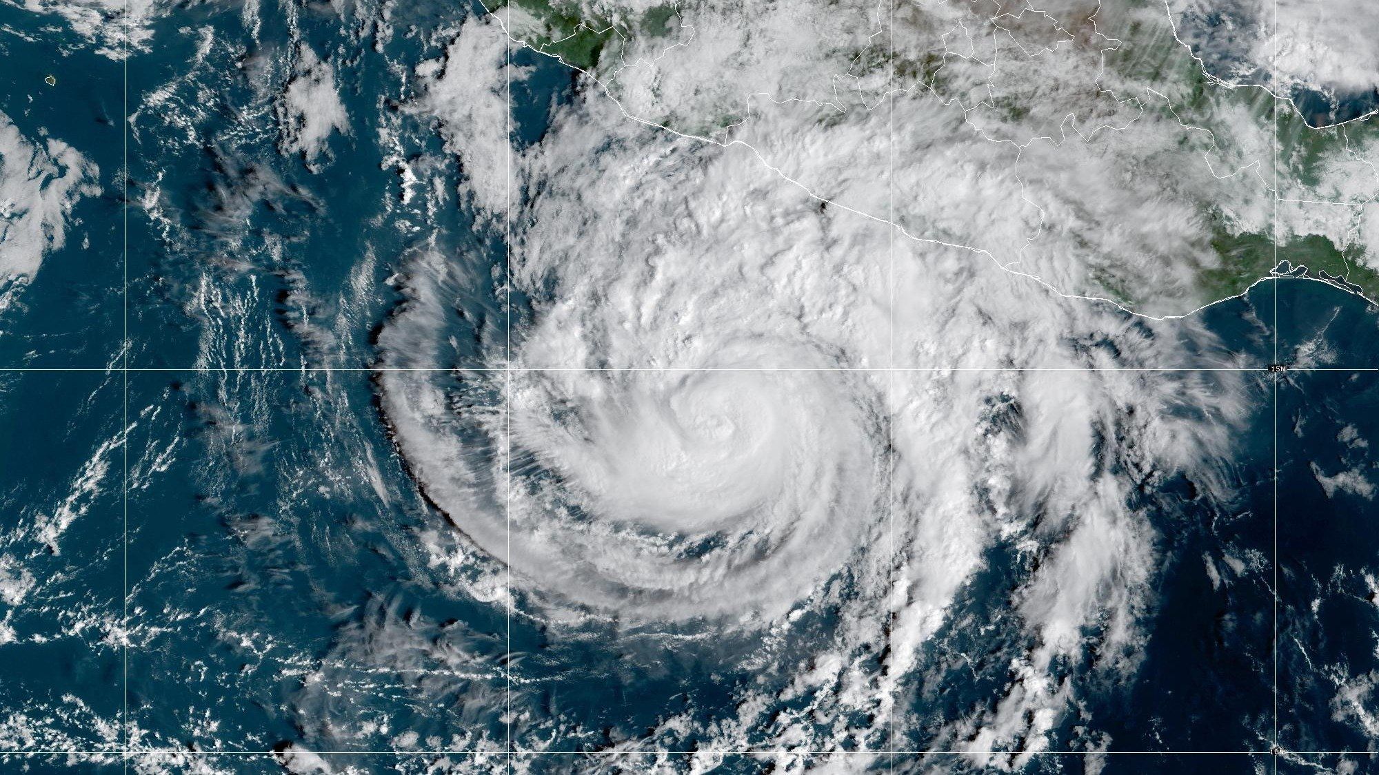 Imagen satelital del huracán Trudy frente a las costas de Guerrero y Michoacán, la mañana del 16 de octubre de 2026.