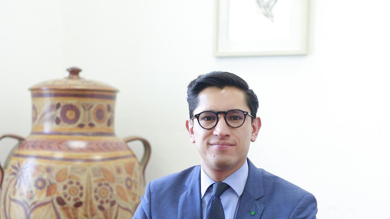 Retrato de Roberto Velasco Álvarez, hoy canciller, sentado ante una mesa de madera con una vasija de cerámica al fondo (imagen de archivo, 2021).