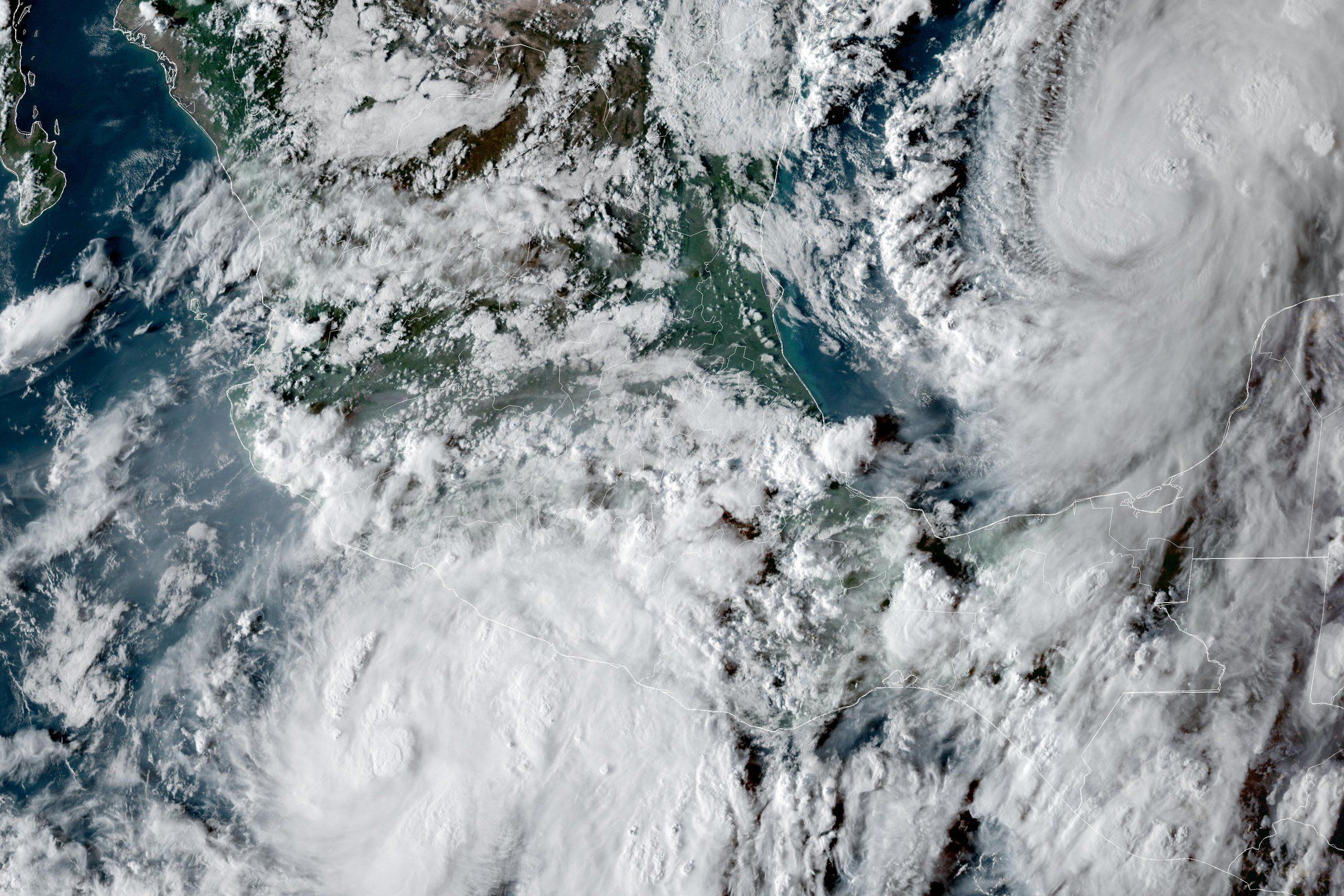 Imagen satelital del GOES-19 del 7 de octubre de 2026: la tormenta Simón frente a Guerrero y Michoacán e Isaías en el golfo de México.