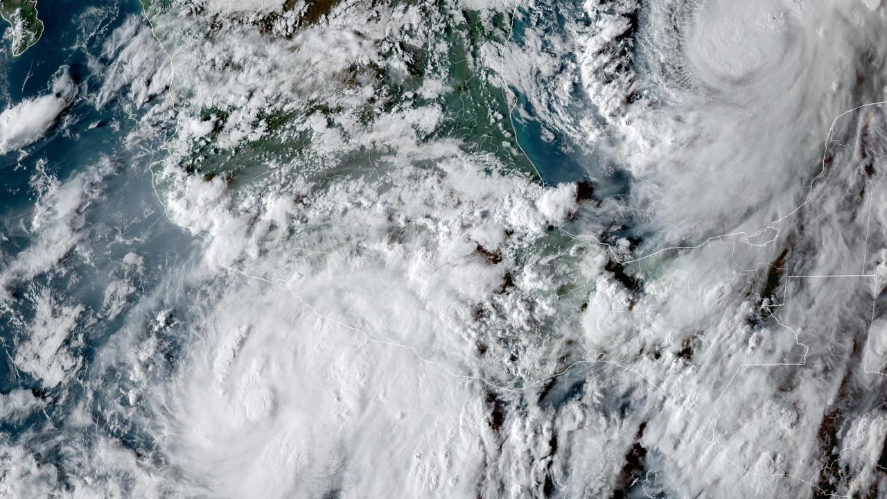 Imagen satelital del GOES-19 del 7 de octubre de 2026: la tormenta Simón frente a Guerrero y Michoacán e Isaías en el golfo de México.