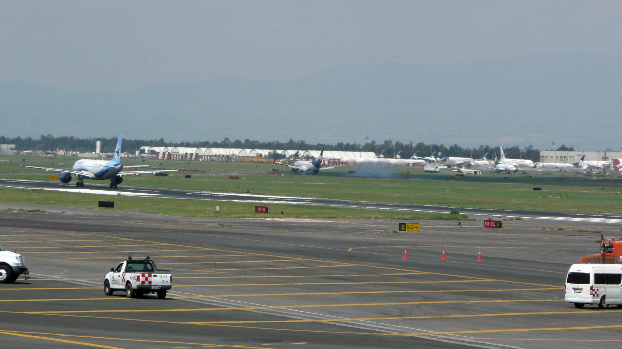 Un avión despega y otro aterriza en las pistas del Aeropuerto Internacional de la Ciudad de México (imagen de archivo de 2019).