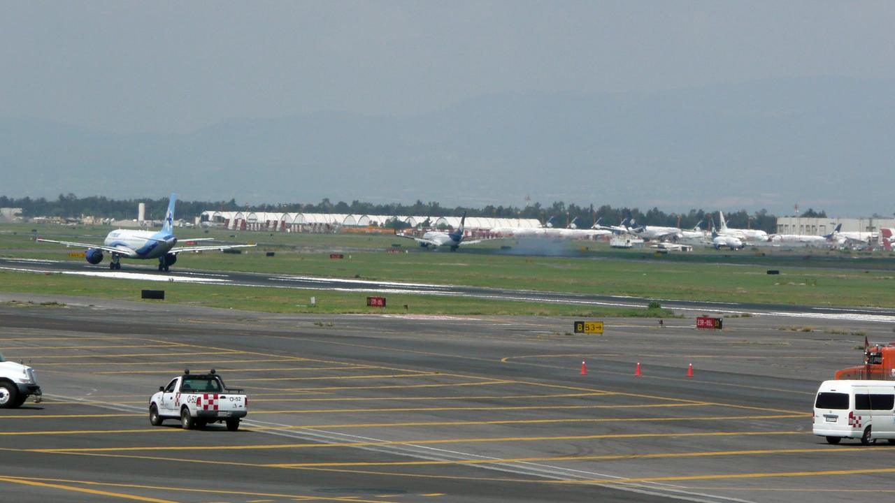 Un avión despega y otro aterriza en las pistas del Aeropuerto Internacional de la Ciudad de México (imagen de archivo de 2019).
