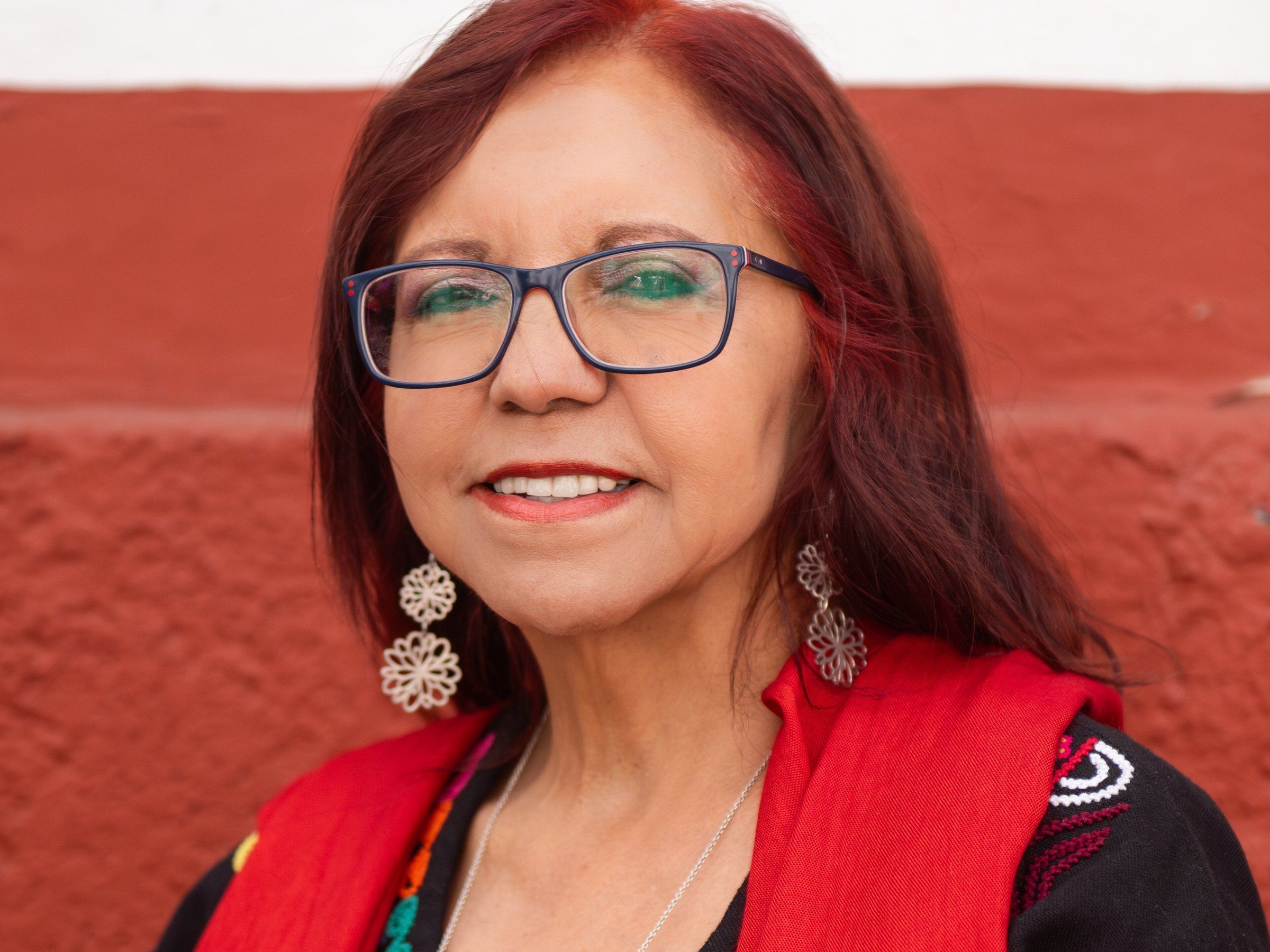 Retrato de Leticia Ramírez Amaya, hoy secretaria de Bienestar, con rebozo rojo y blusa bordada, en Pátzcuaro, Michoacán (imagen de archivo, 2024).