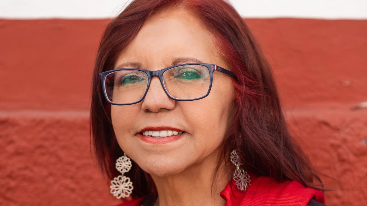 Retrato de Leticia Ramírez Amaya, hoy secretaria de Bienestar, con rebozo rojo y blusa bordada, en Pátzcuaro, Michoacán (imagen de archivo, 2024).