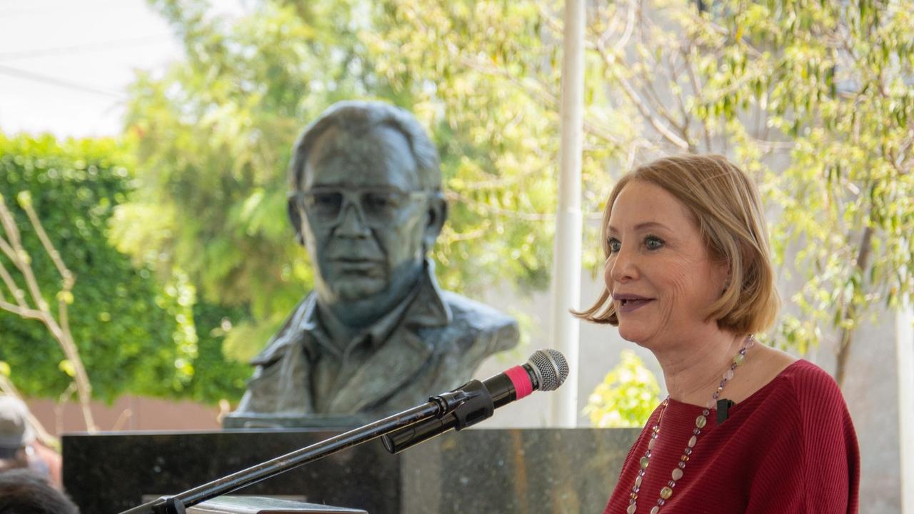 Laura Itzel Castillo Juárez habla en un podio frente al busto de Heberto Castillo, en Texcoco, Estado de México (imagen de archivo, 2024).
